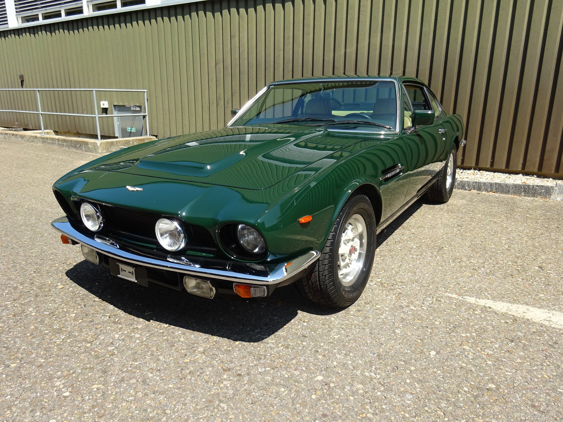 ASTON MARTIN V8 Oscar India-image-1