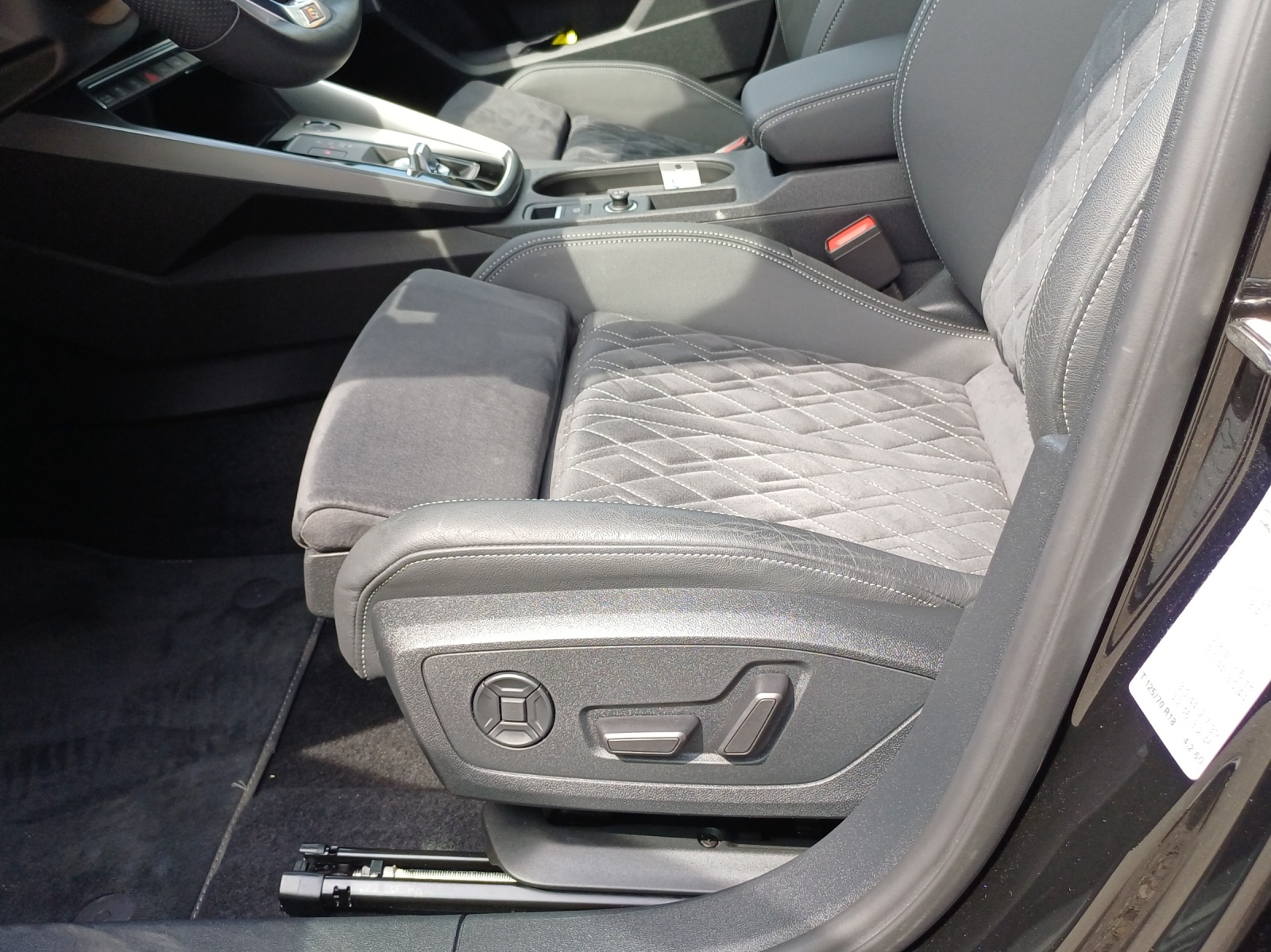 AUDI S3 Sportback 2.0 TFSI quattro S-tronic-image-14