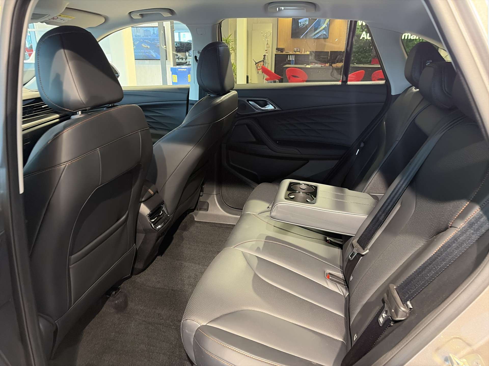 MG HS 1.5 T HEV+ Luxury 224PS Automat-image-6