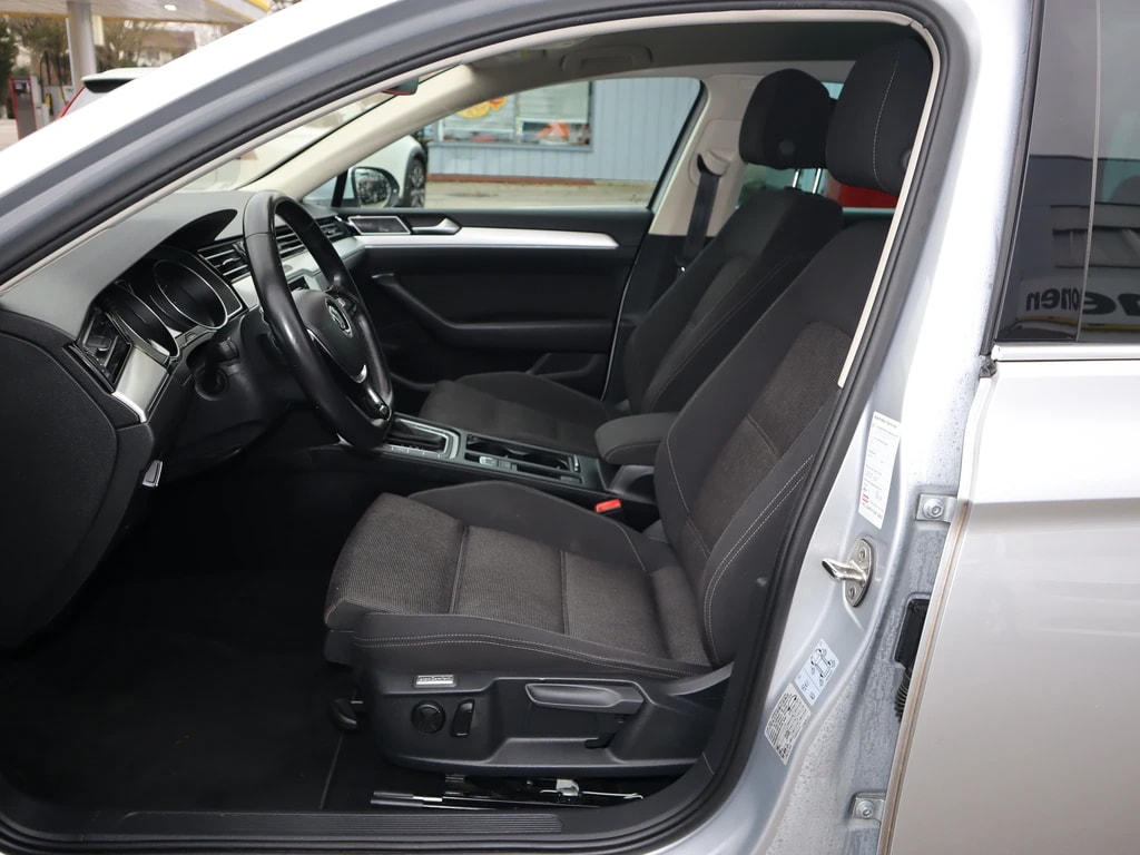 VW Passat Variant 1.6 TDI BMT Comfortline DSG ** Gr-Navi ** RF-Kamera ** Abstandsregelsysteme ** Sitzheizung ** Ab MFk & Service **-image-9