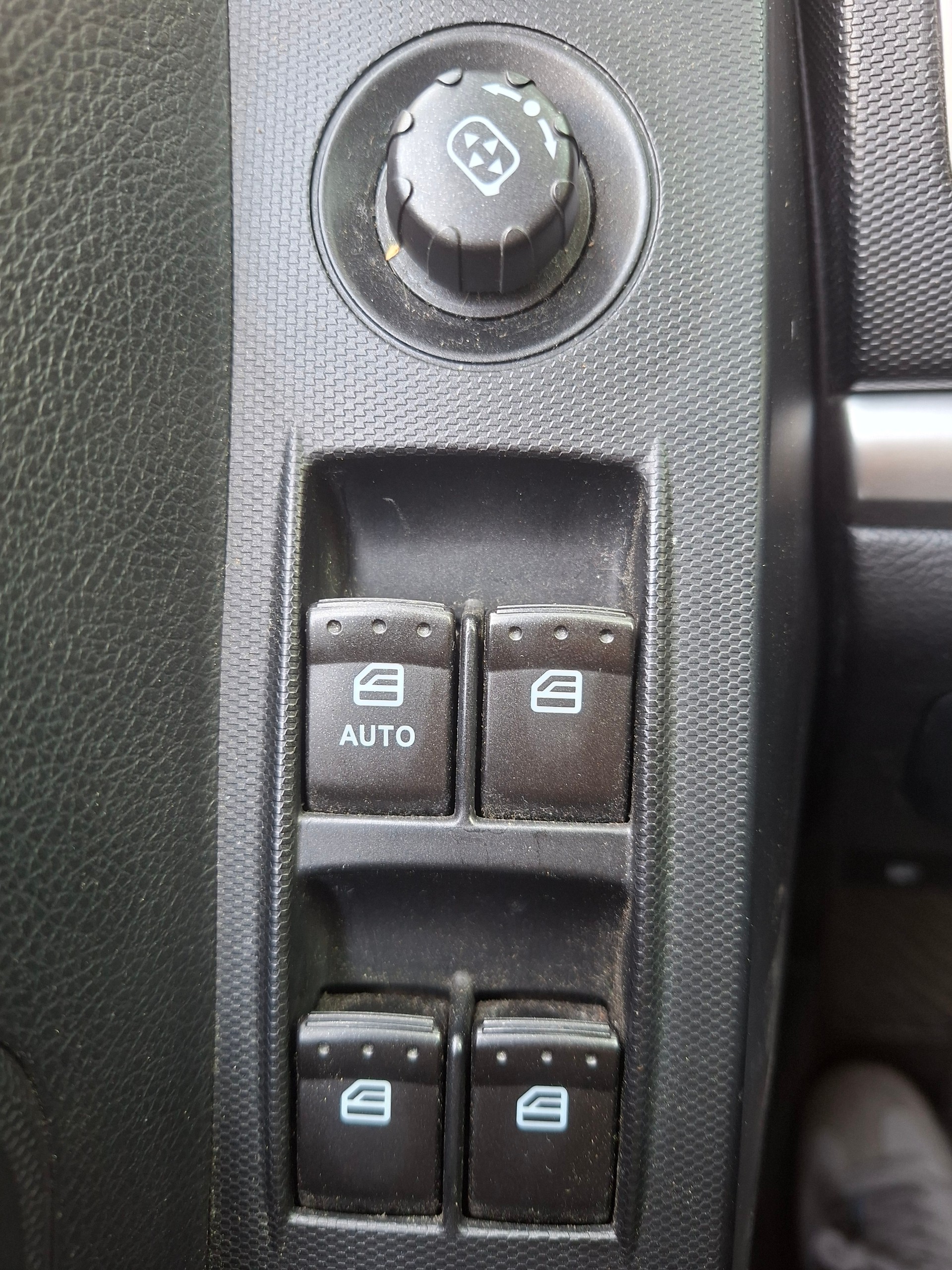 KGM-SsangYong Korando 2.0 e-XDI White Edition 4WD Automatic-image-6