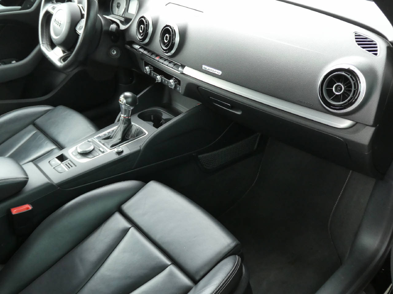 AUDI S3 Sportback 2.0 T FSI quattro S-Tronic-image-9
