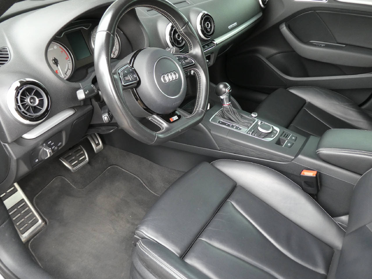 AUDI S3 Sportback 2.0 T FSI quattro S-Tronic-image-8