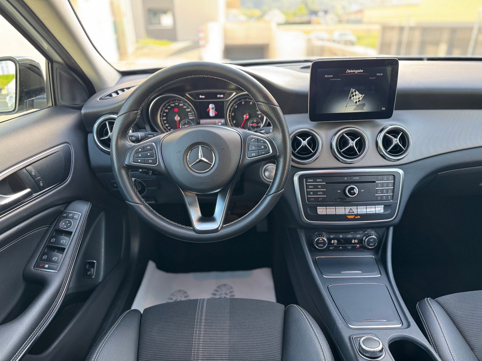 MERCEDES-BENZ GLA 200 Night Star 7G-DCT-image-11