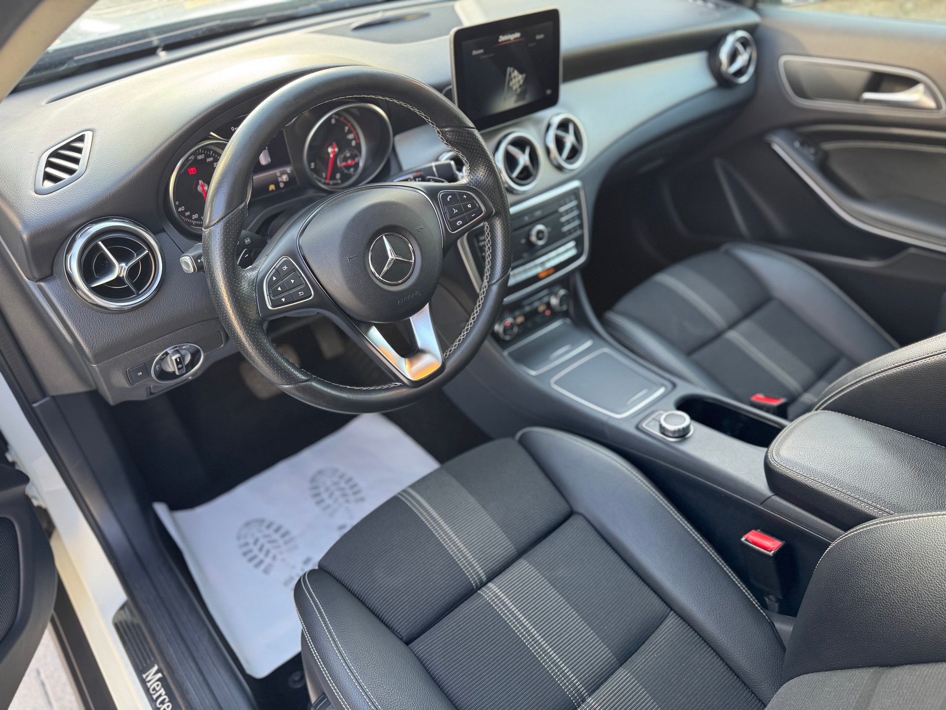 MERCEDES-BENZ GLA 200 Night Star 7G-DCT-image-9
