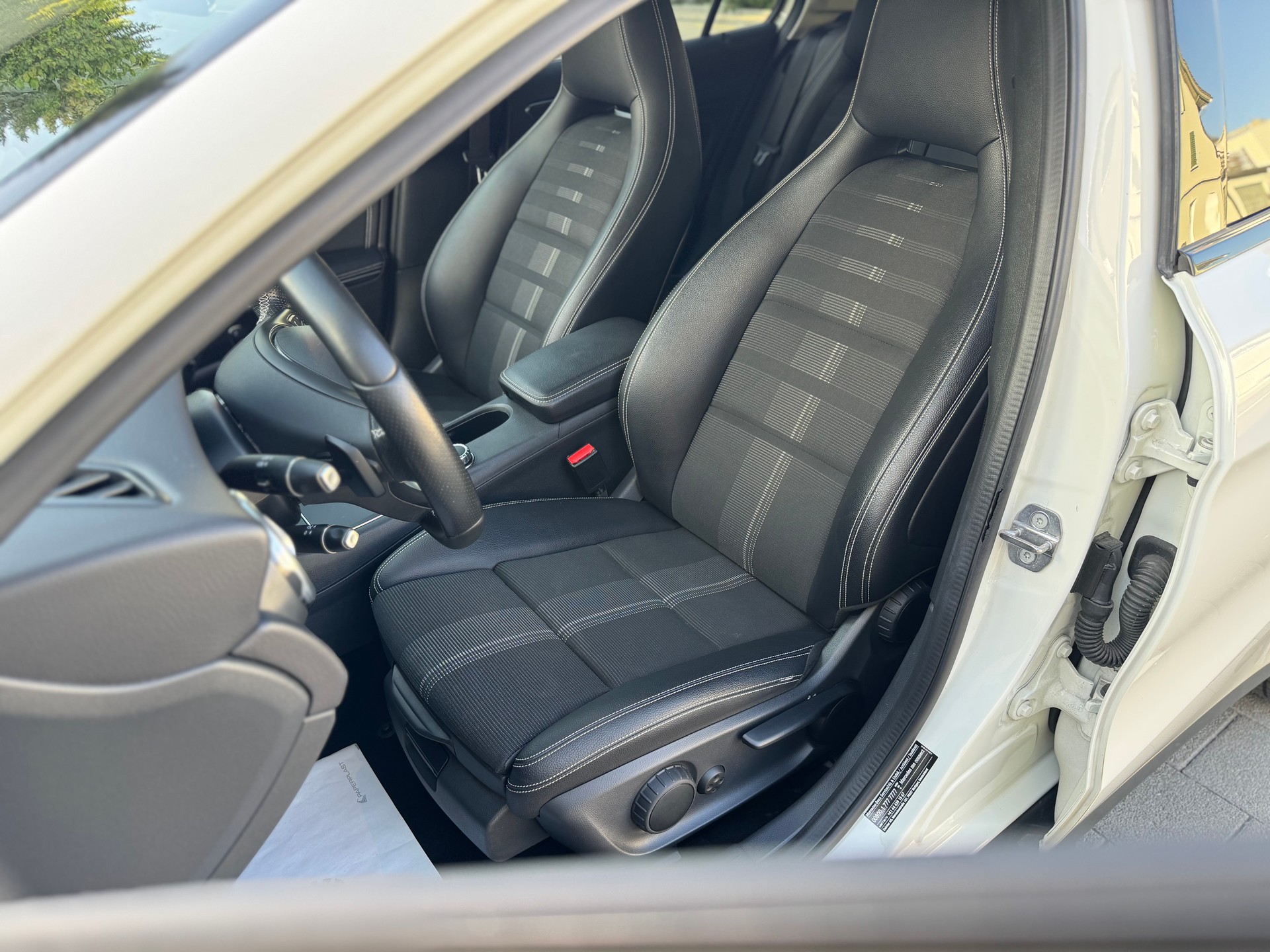 MERCEDES-BENZ GLA 200 Night Star 7G-DCT-image-14