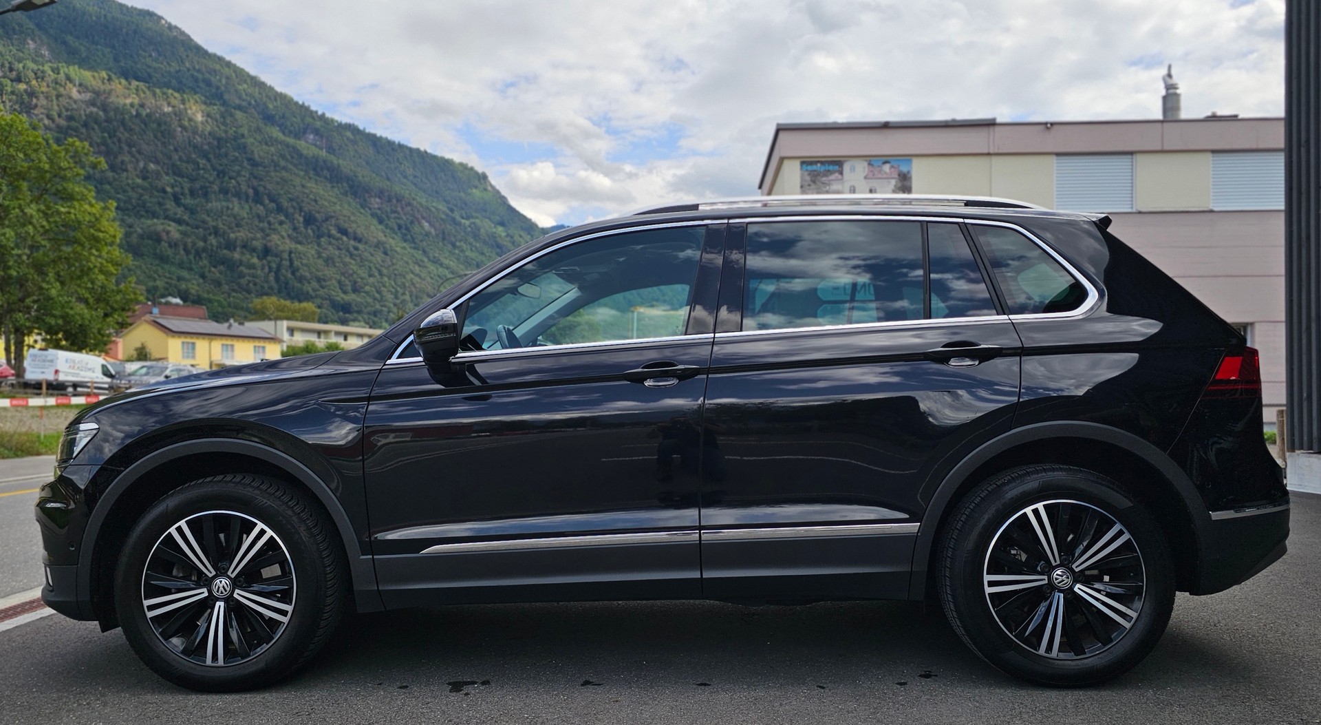 VW Tiguan 2.0TSI Highline 4Motion DSG-showroom-element-1