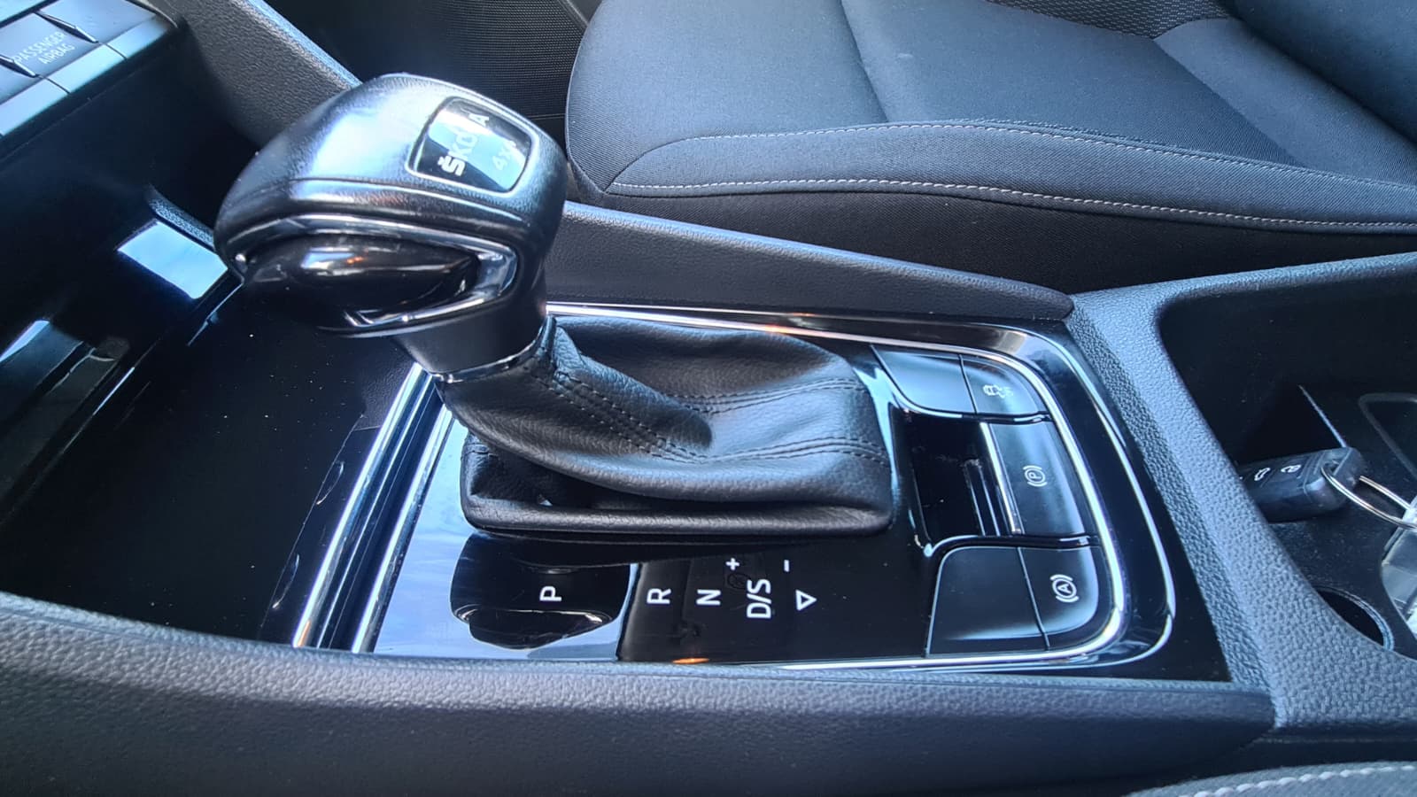 SKODA Karoq 2.0 TDI CR Ambition 4x4 DSG ** Gr-Navi ** RF-Kamera ** Anh-Kupplung ** Lenkradheizung ** Neues Modell 2022 **-image-13