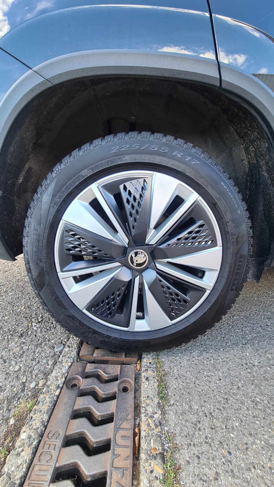SKODA Karoq 2.0 TDI CR Ambition 4x4 DSG ** Gr-Navi ** RF-Kamera ** Anh-Kupplung ** Lenkradheizung ** Neues Modell 2022 **-image-19