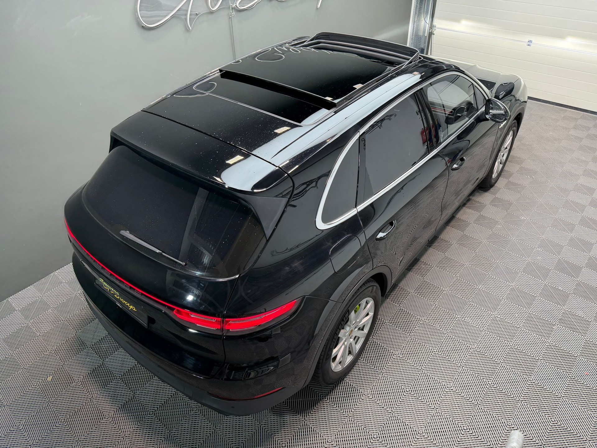 PORSCHE Cayenne E-Hybrid-image-2