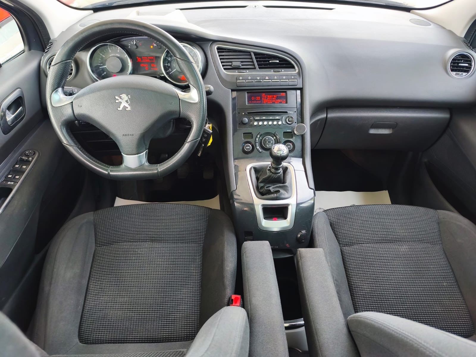 PEUGEOT 5008 1.6 16V T Swiss Edition-image-12