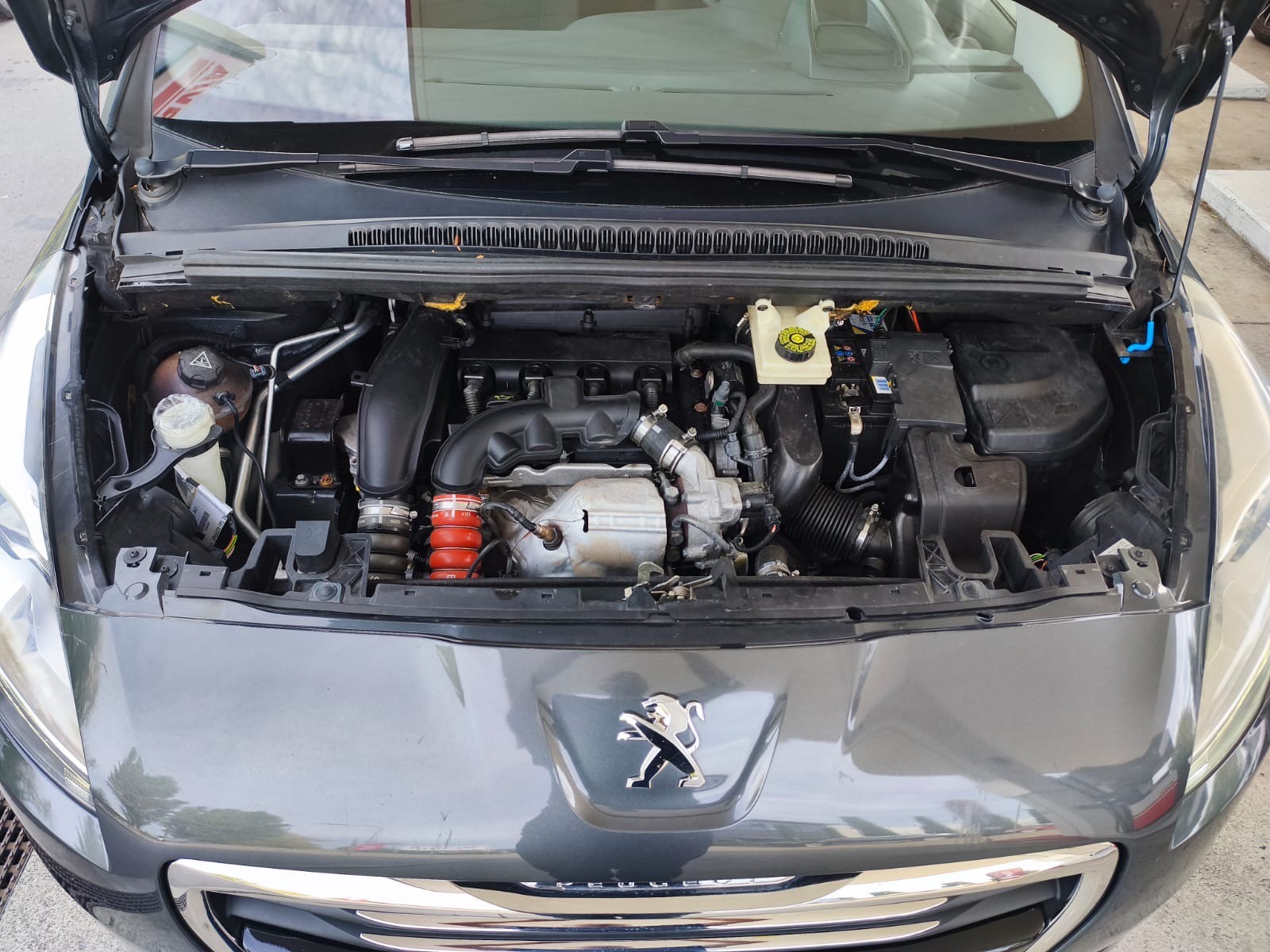 PEUGEOT 5008 1.6 16V T Swiss Edition-image-18