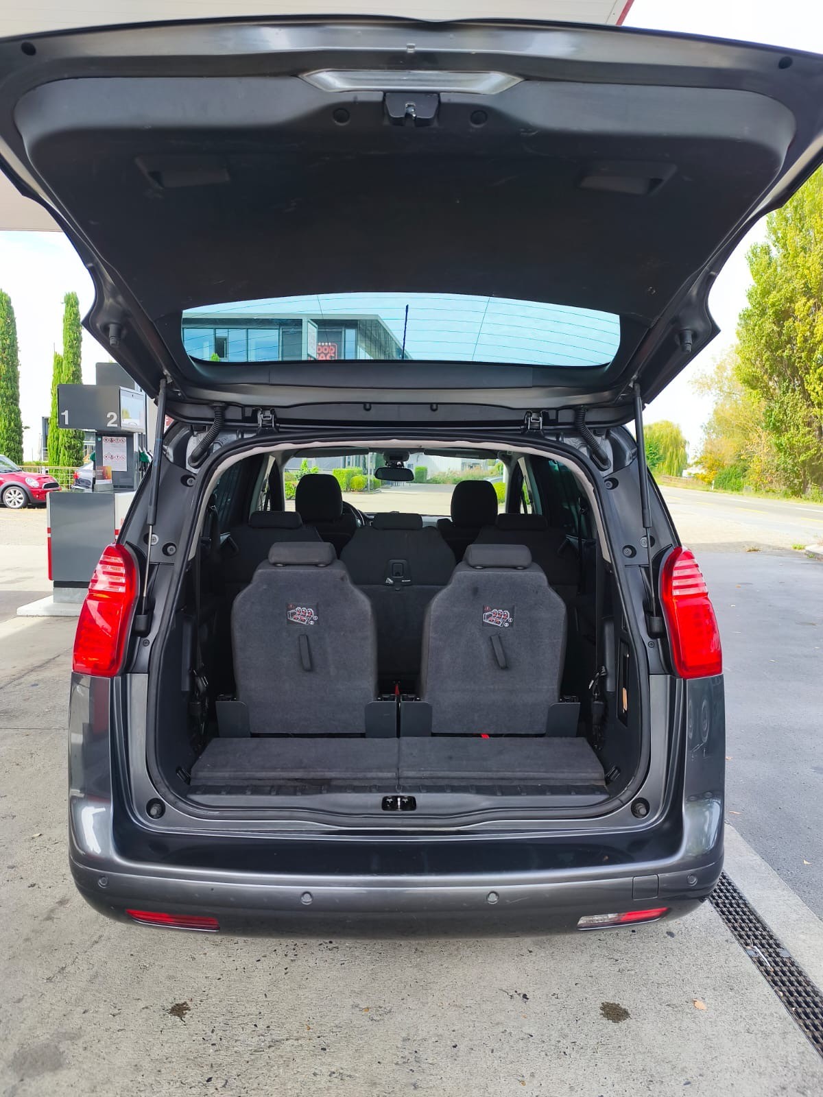 PEUGEOT 5008 1.6 16V T Swiss Edition-image-9