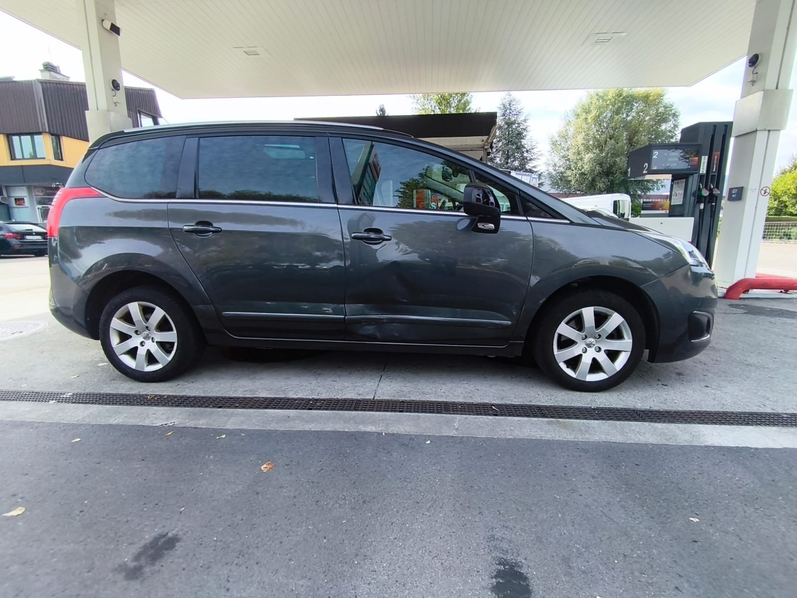 PEUGEOT 5008 1.6 16V T Swiss Edition-image-6