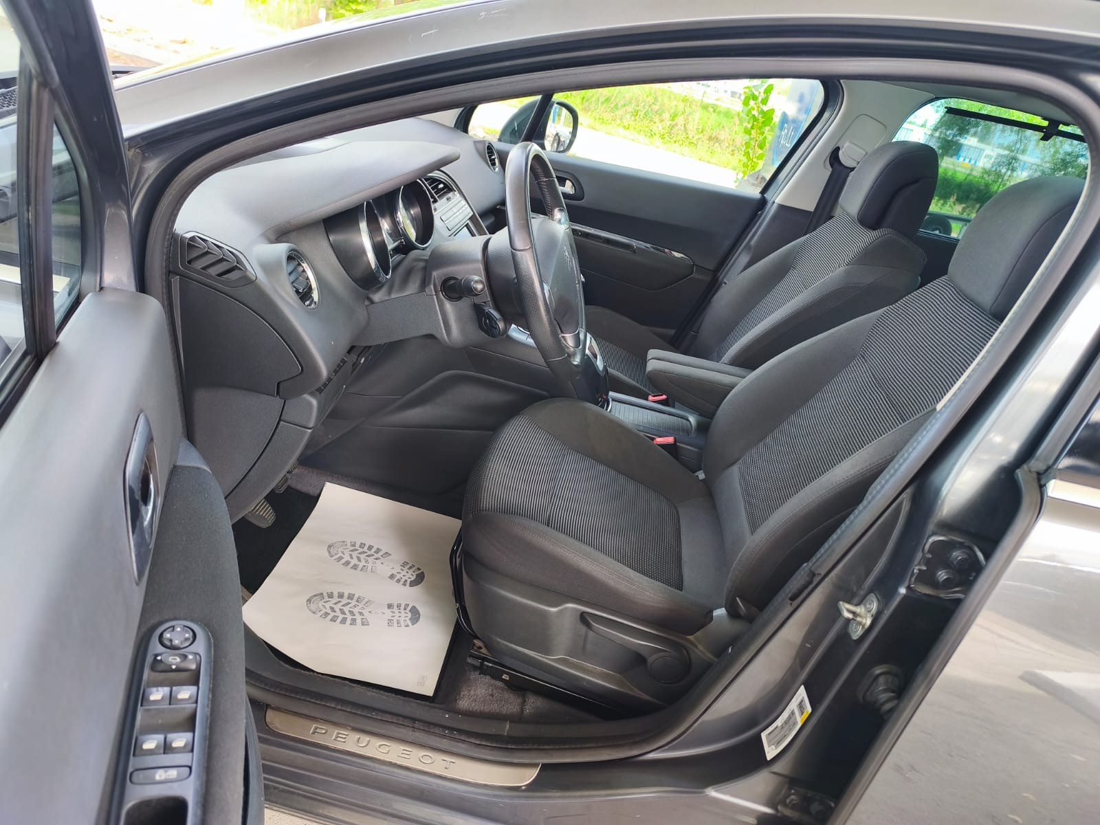 PEUGEOT 5008 1.6 16V T Swiss Edition-image-26