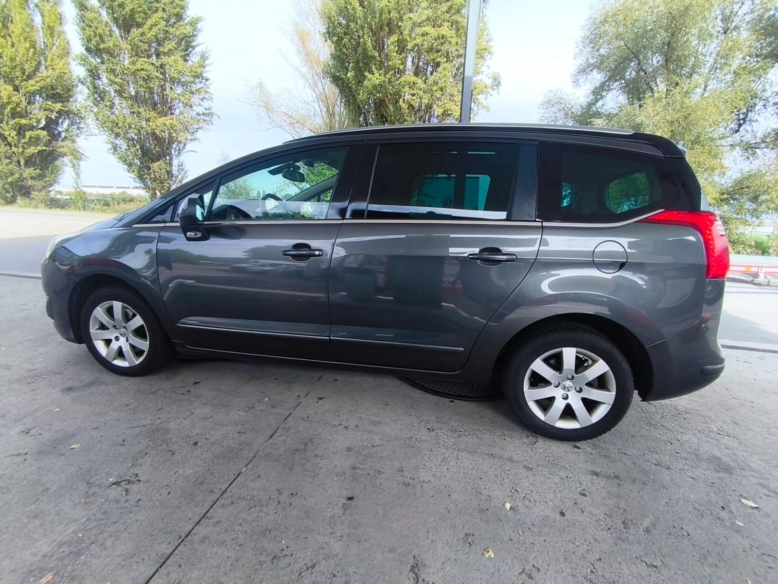 PEUGEOT 5008 1.6 16V T Swiss Edition-image-7