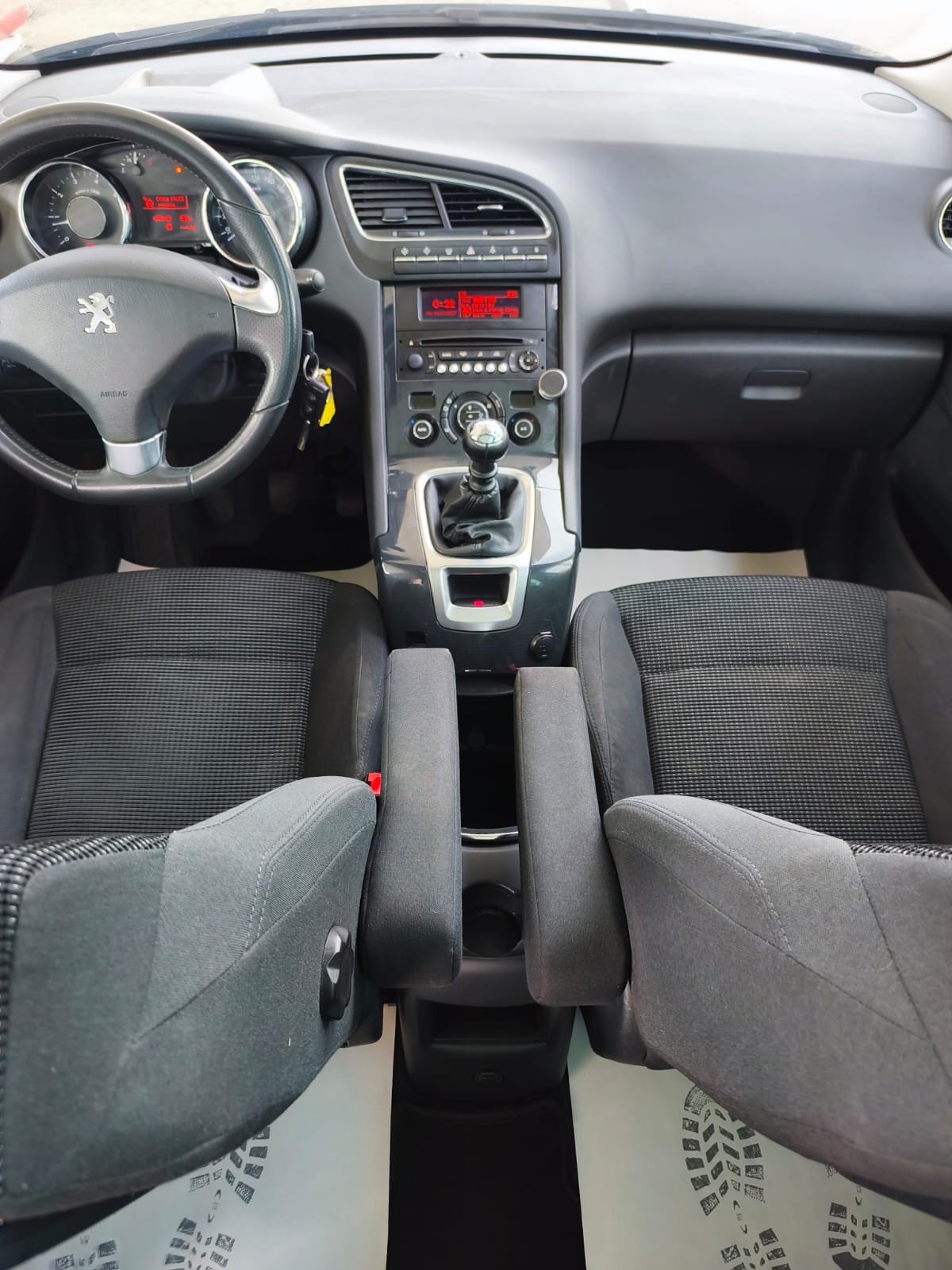 PEUGEOT 5008 1.6 16V T Swiss Edition-image-14