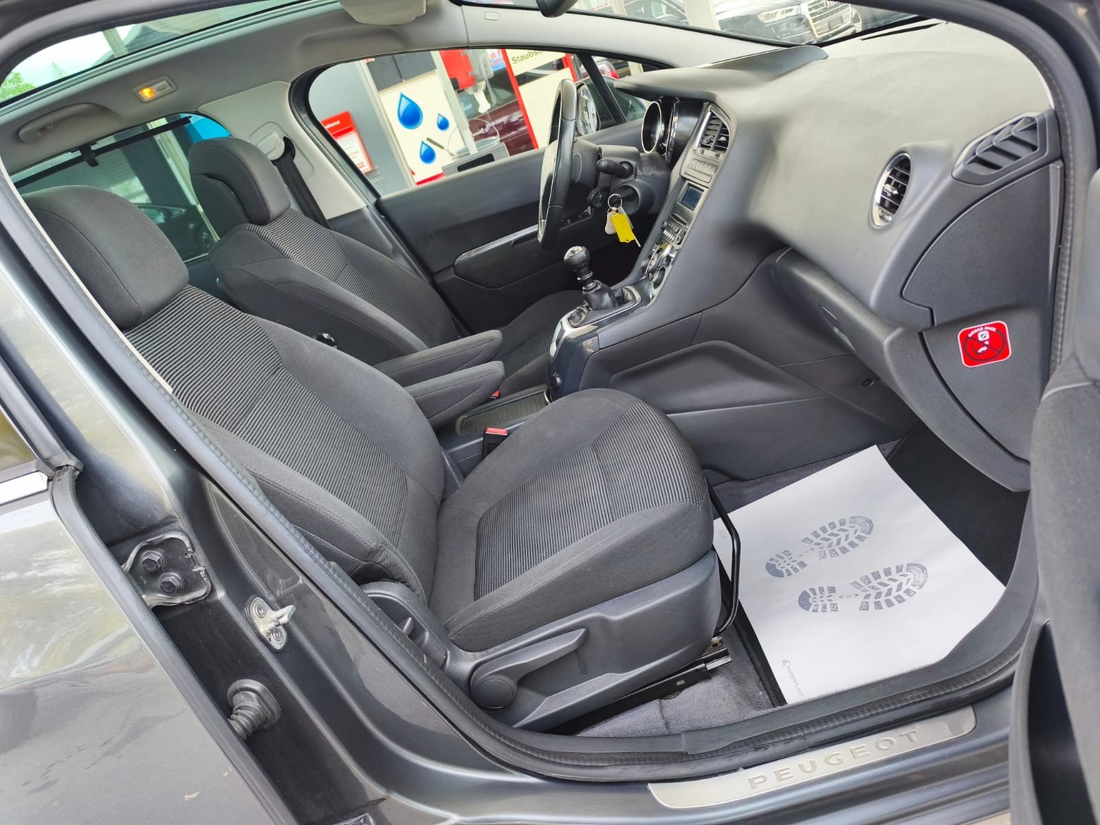 PEUGEOT 5008 1.6 16V T Swiss Edition-image-16
