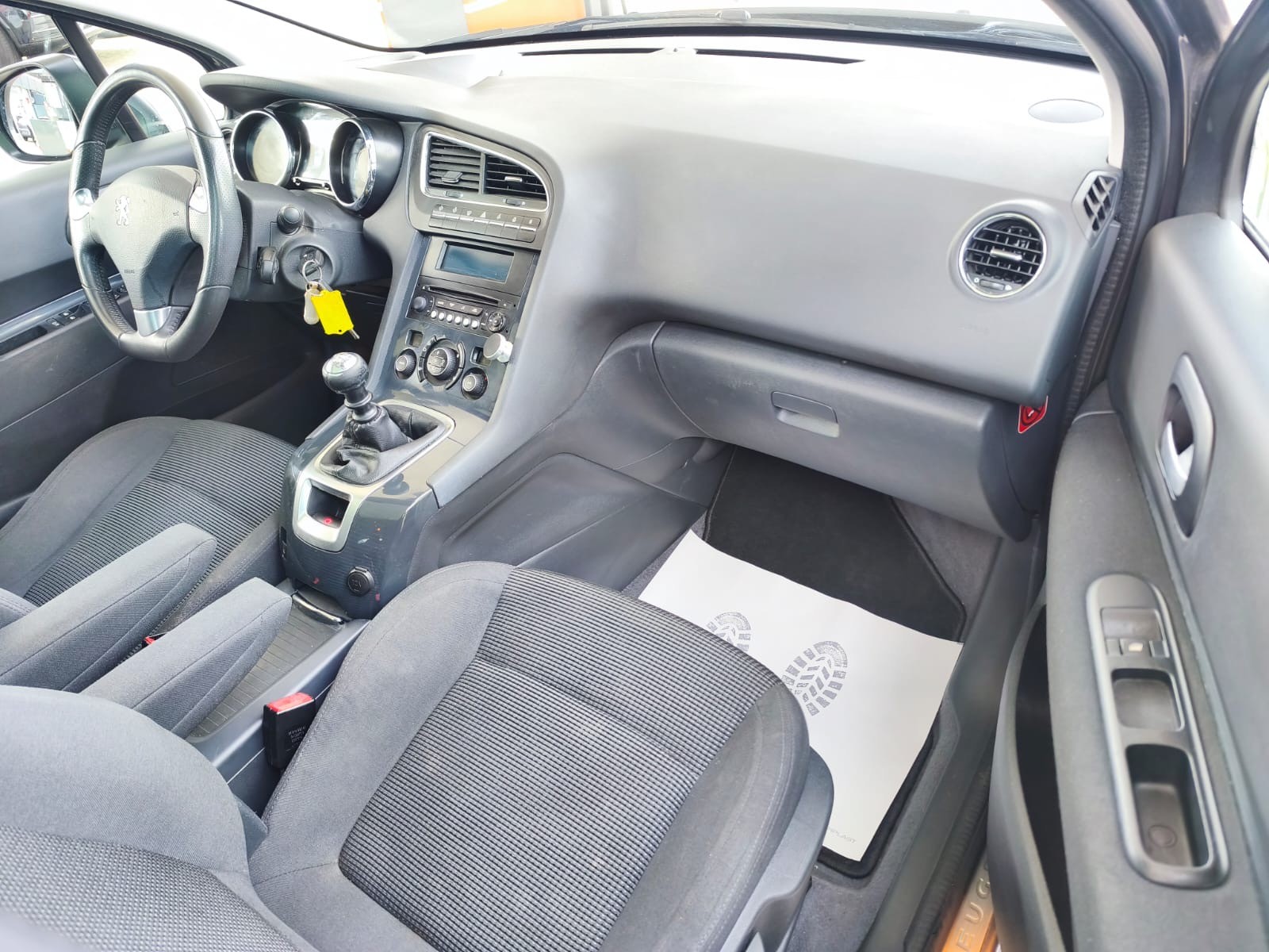 PEUGEOT 5008 1.6 16V T Swiss Edition-image-25