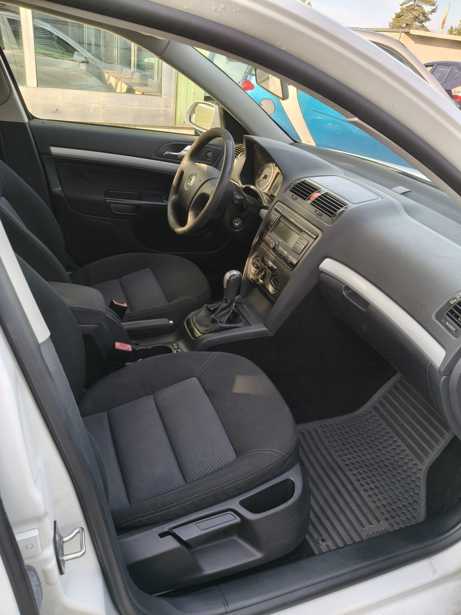 SKODA Octavia 1.9 TDI Adventure 4x4-image-8