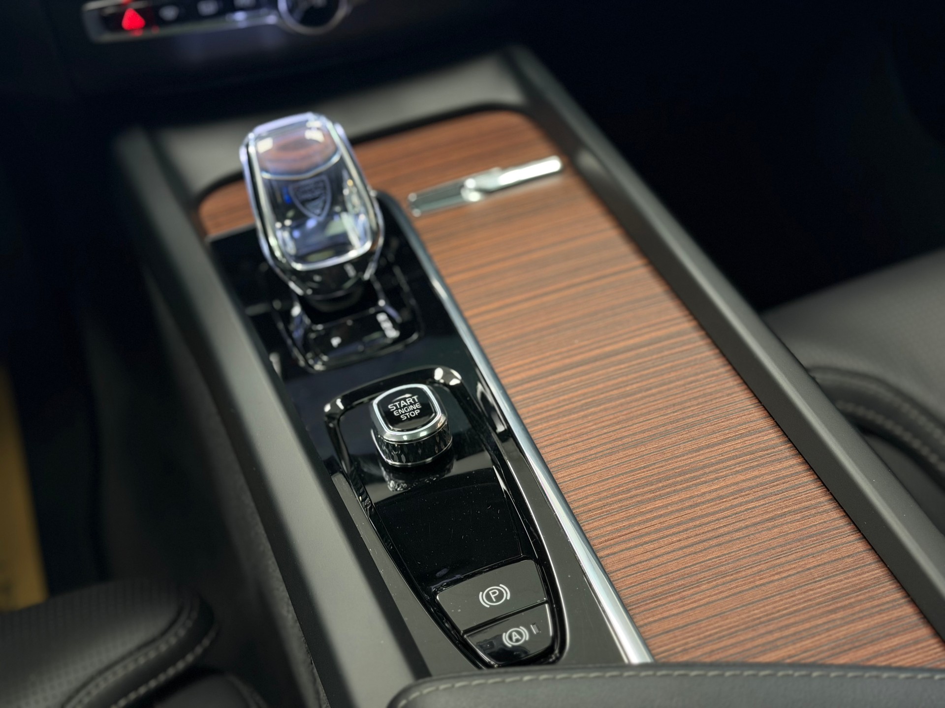 VOLVO XC60 B5 Benzin Mild Hybrid AWD Ultimate Dark Geartronic-image-19