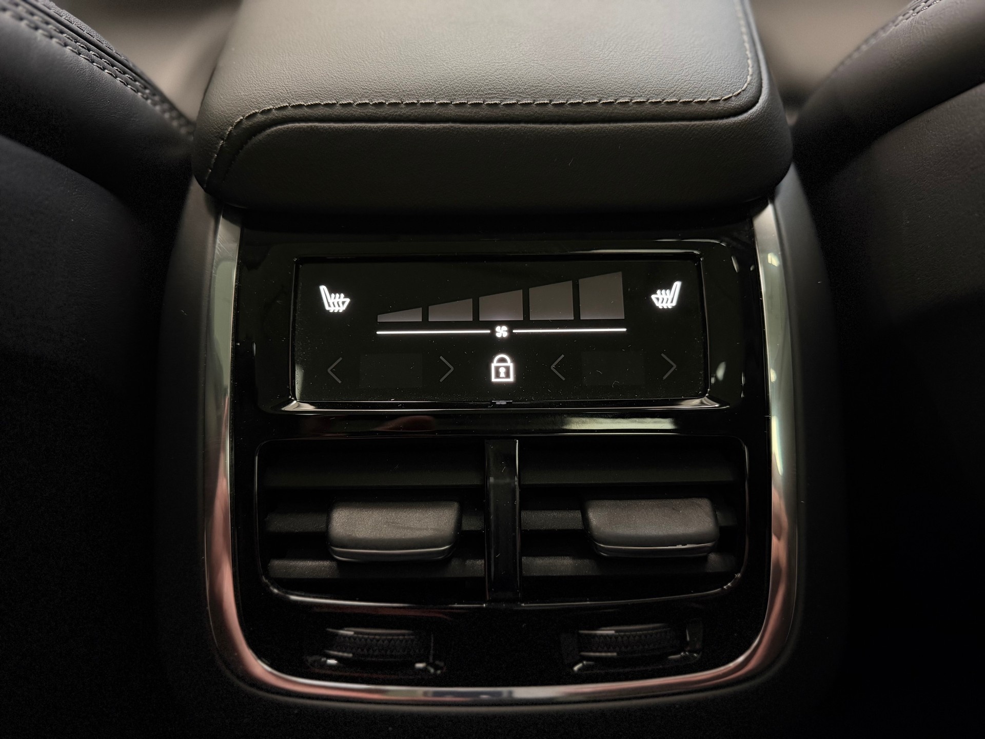 VOLVO XC60 B5 Benzin Mild Hybrid AWD Ultimate Dark Geartronic-image-16