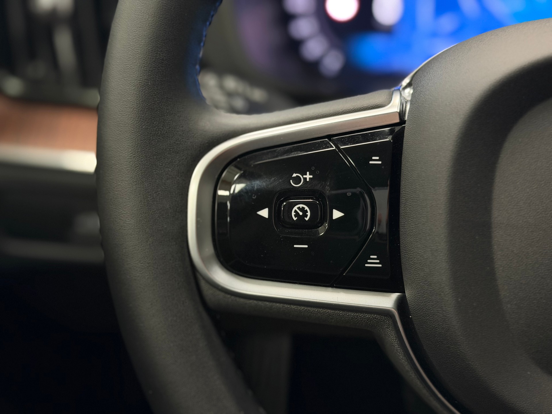 VOLVO XC60 B5 Benzin Mild Hybrid AWD Ultimate Dark Geartronic-image-21