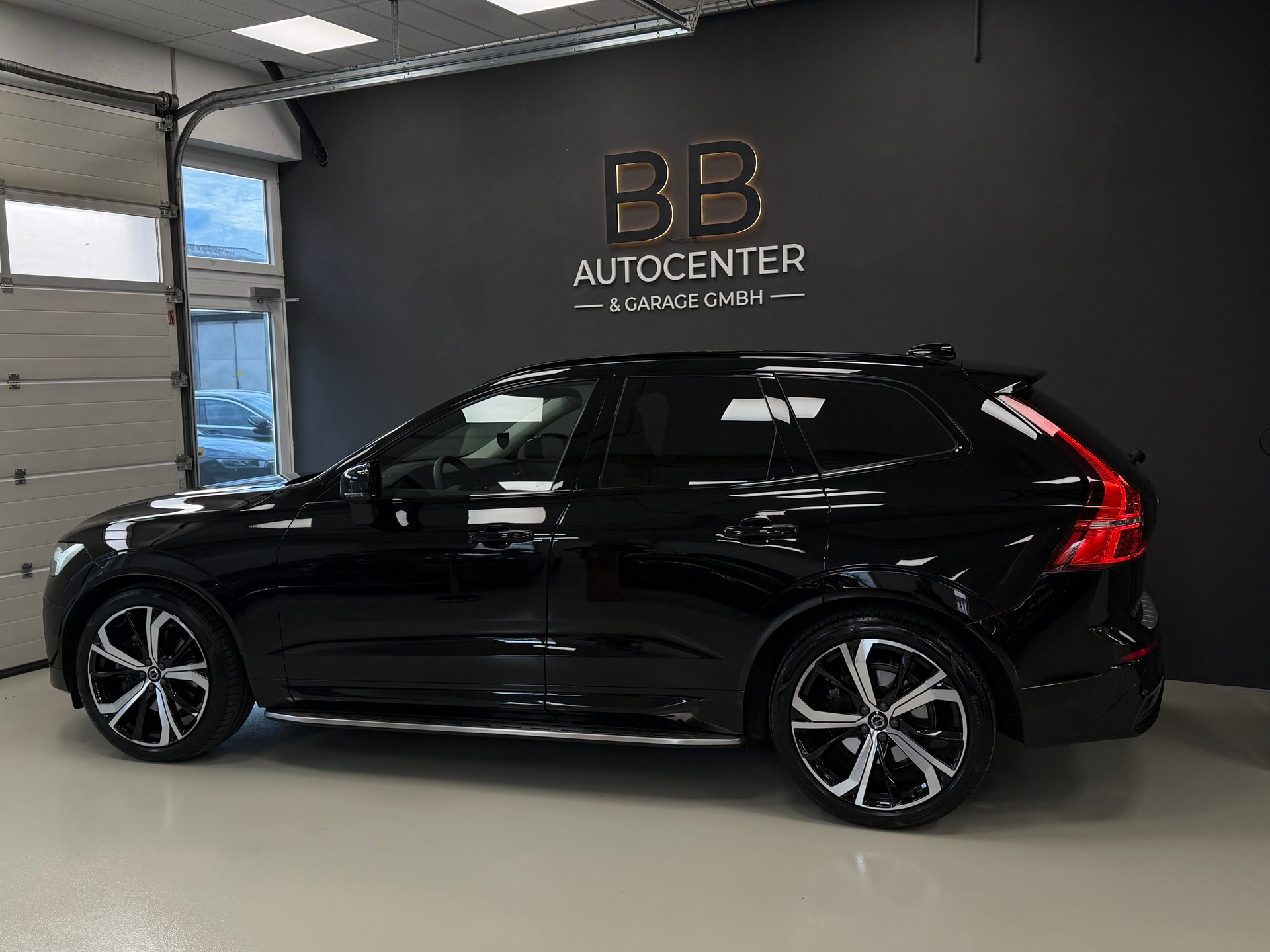 VOLVO XC60 B5 Benzin Mild Hybrid AWD Ultimate Dark Geartronic-image-3