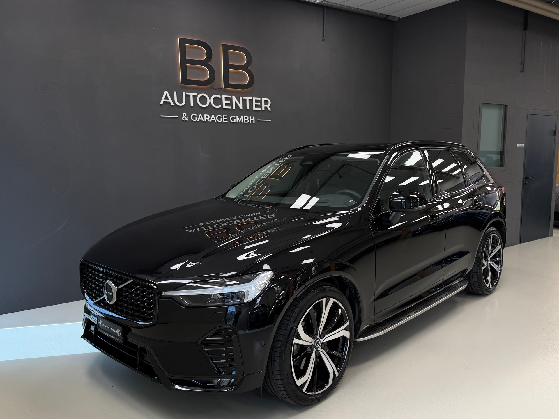 VOLVO XC60 B5 Benzin Mild Hybrid AWD Ultimate Dark Geartronic-image-0
