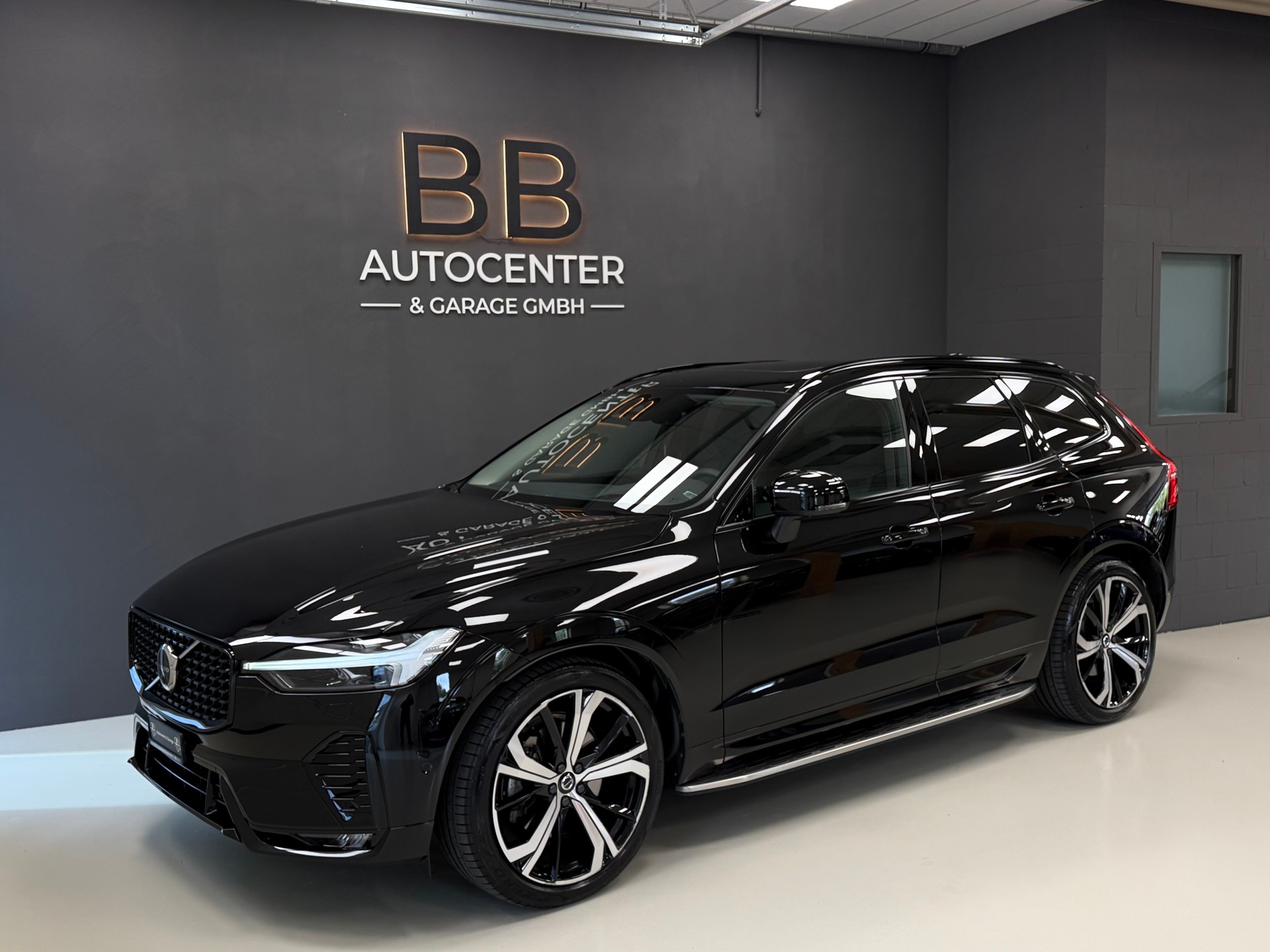 VOLVO XC60 B5 Benzin Mild Hybrid AWD Ultimate Dark Geartronic-image-1