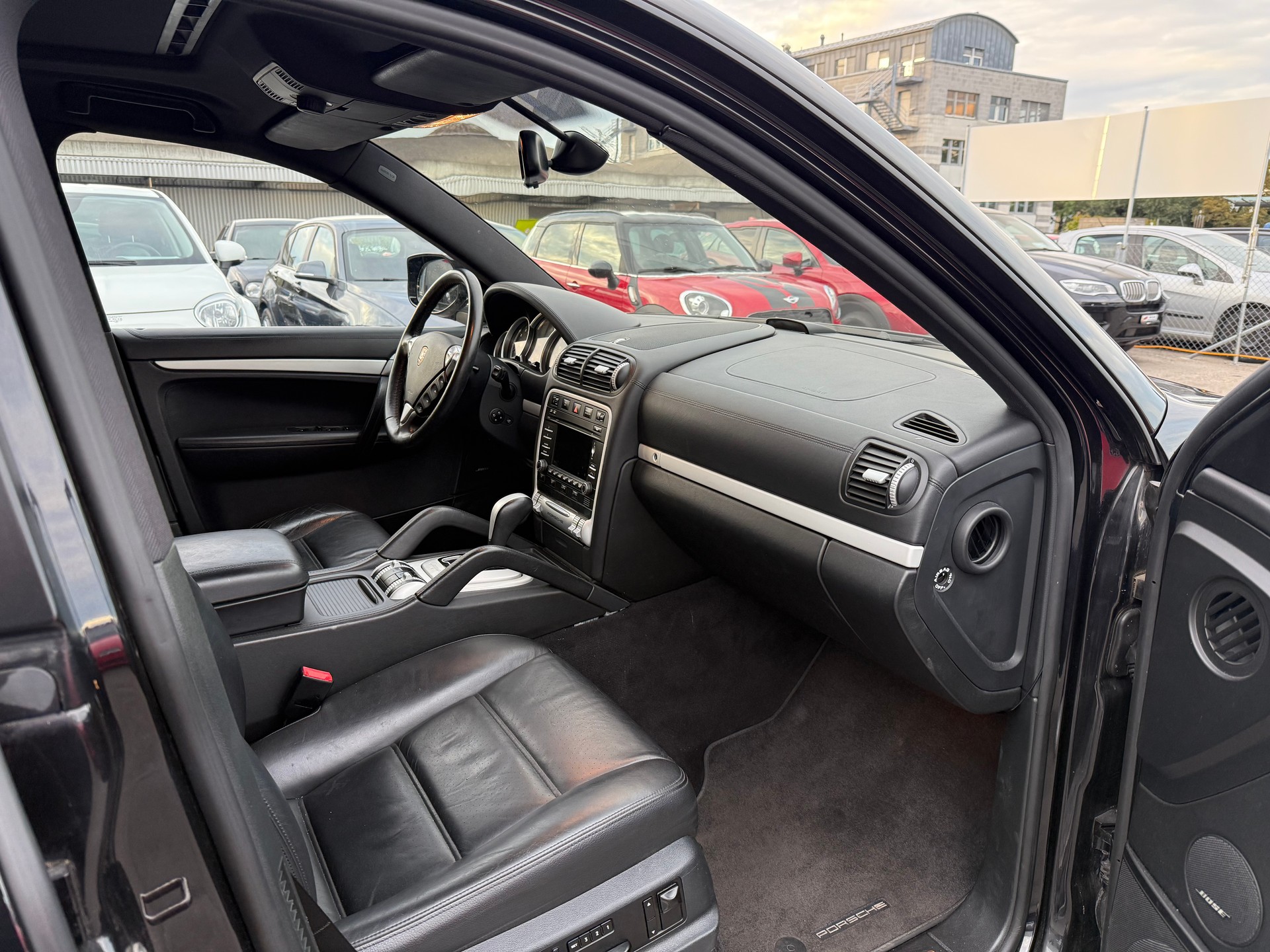 PORSCHE Cayenne S 4.8 V8 / Frisch ab MFK & Service / 8-fach bereift / 21 Sport Räder / BOSE Sound / Schiebedach / PCM 2.0-image-6