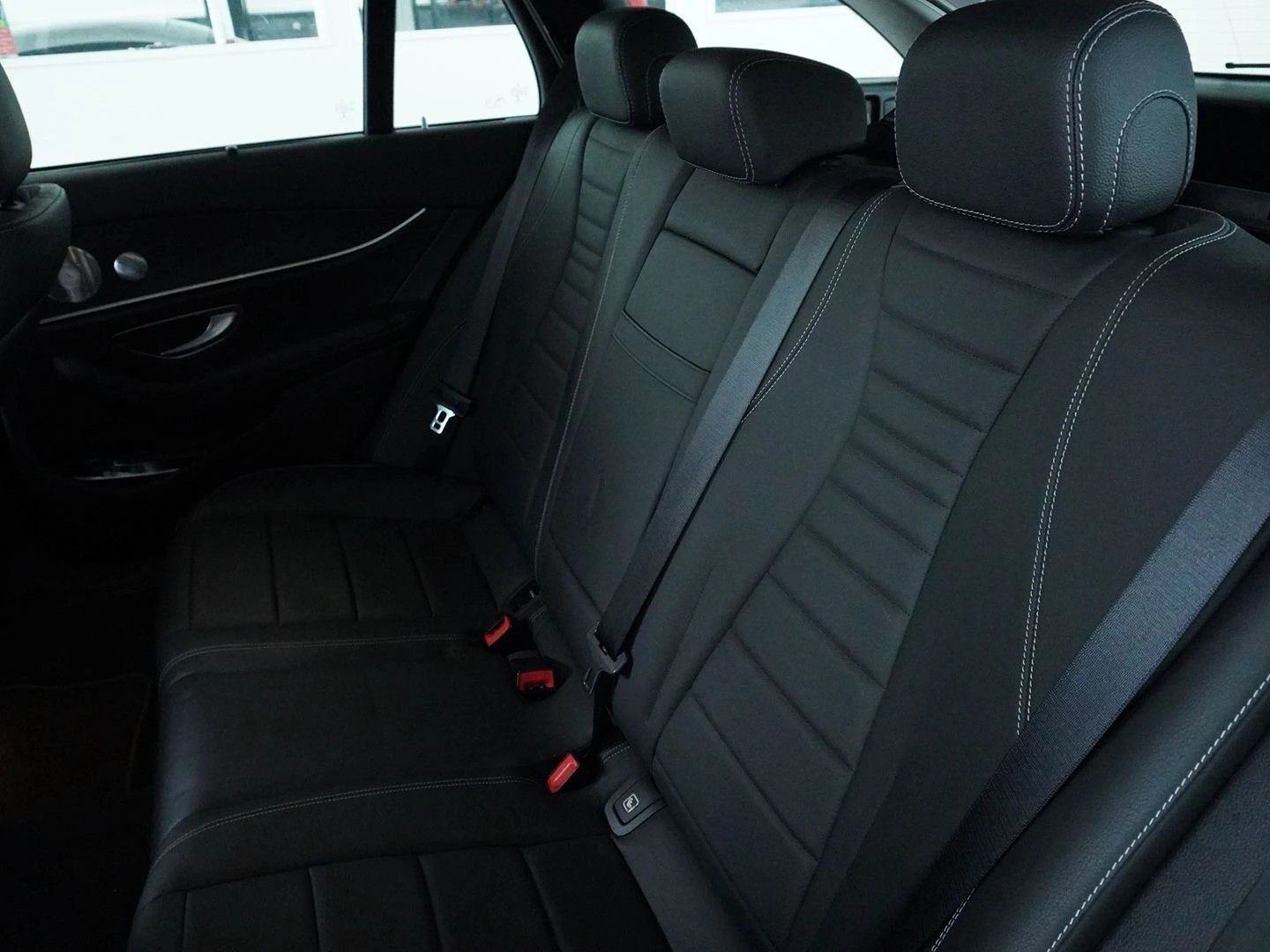 MERCEDES-BENZ E 220 d Avantgarde 4Matic 9G-Tronic-image-4