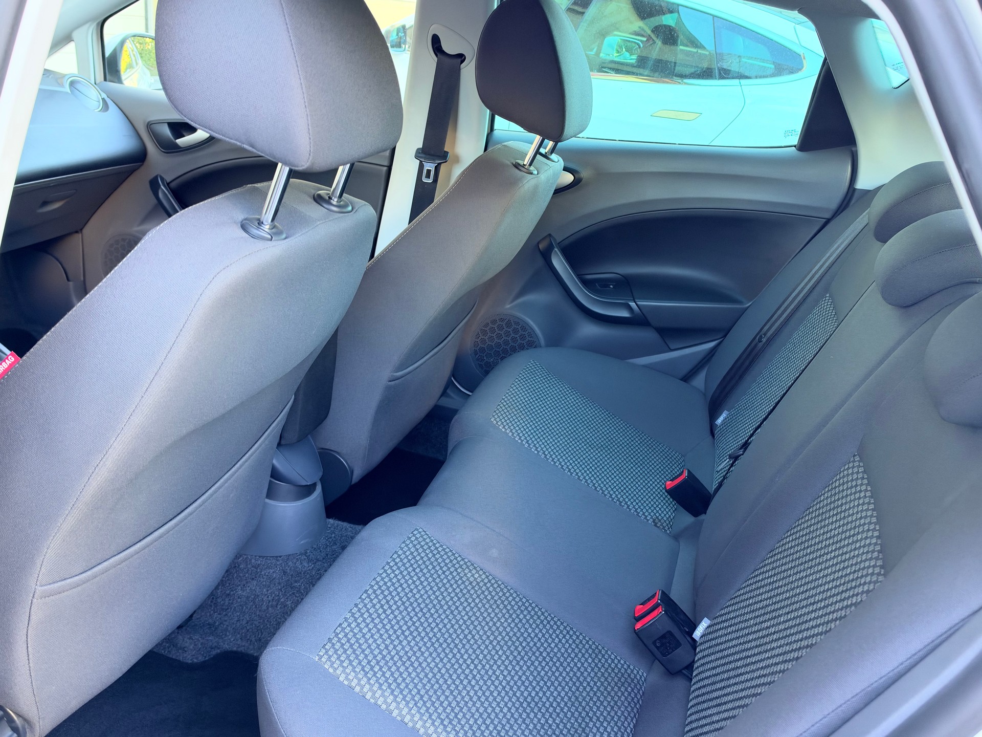 SEAT Ibiza SC 1.6 Sport-image-8