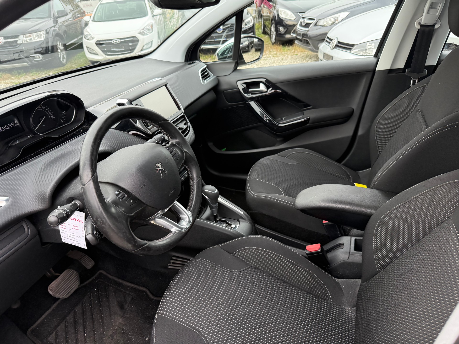 PEUGEOT 208 1.2 PureTech Active EAT6-image-5