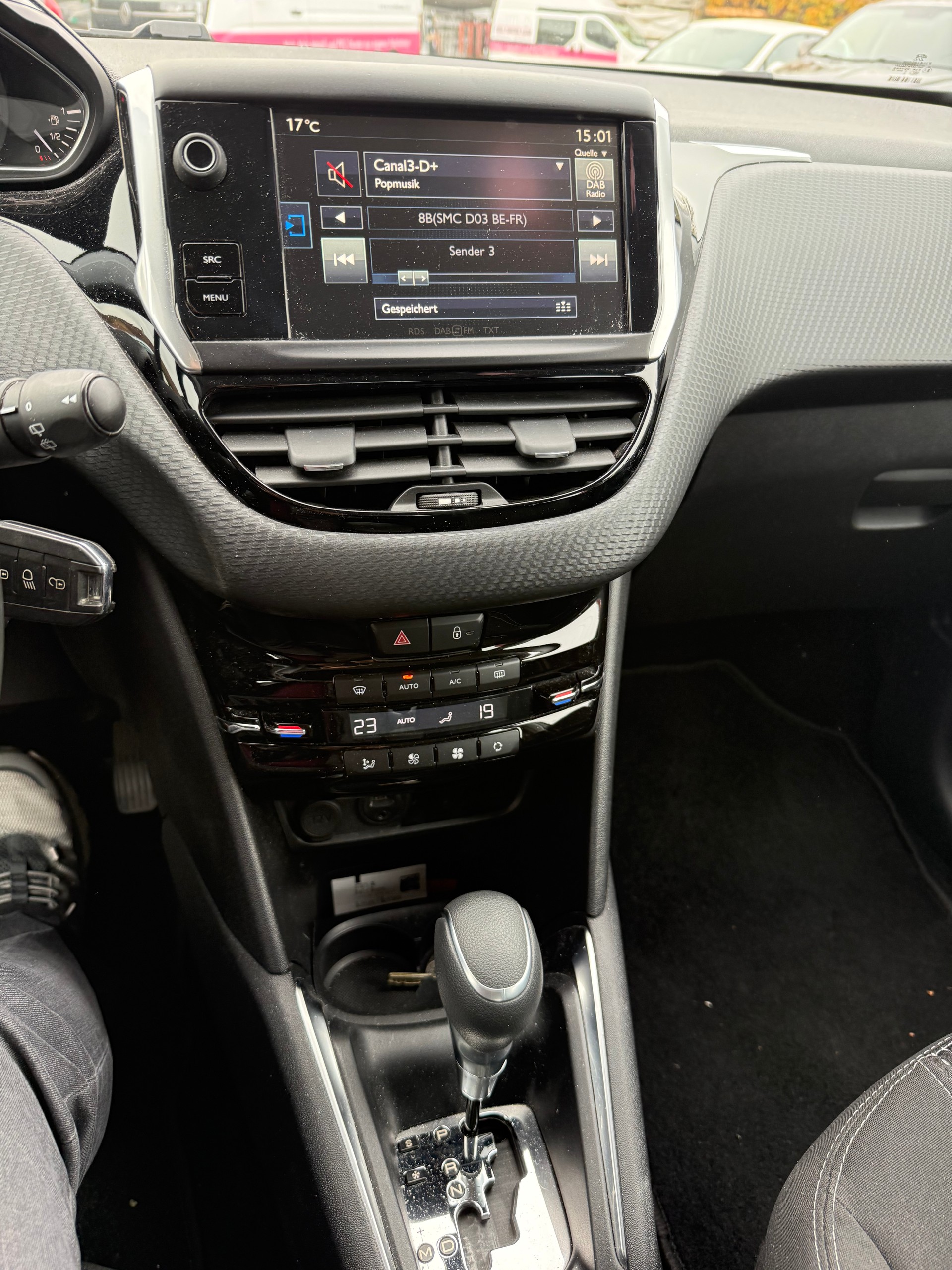 PEUGEOT 208 1.2 PureTech Active EAT6-image-7