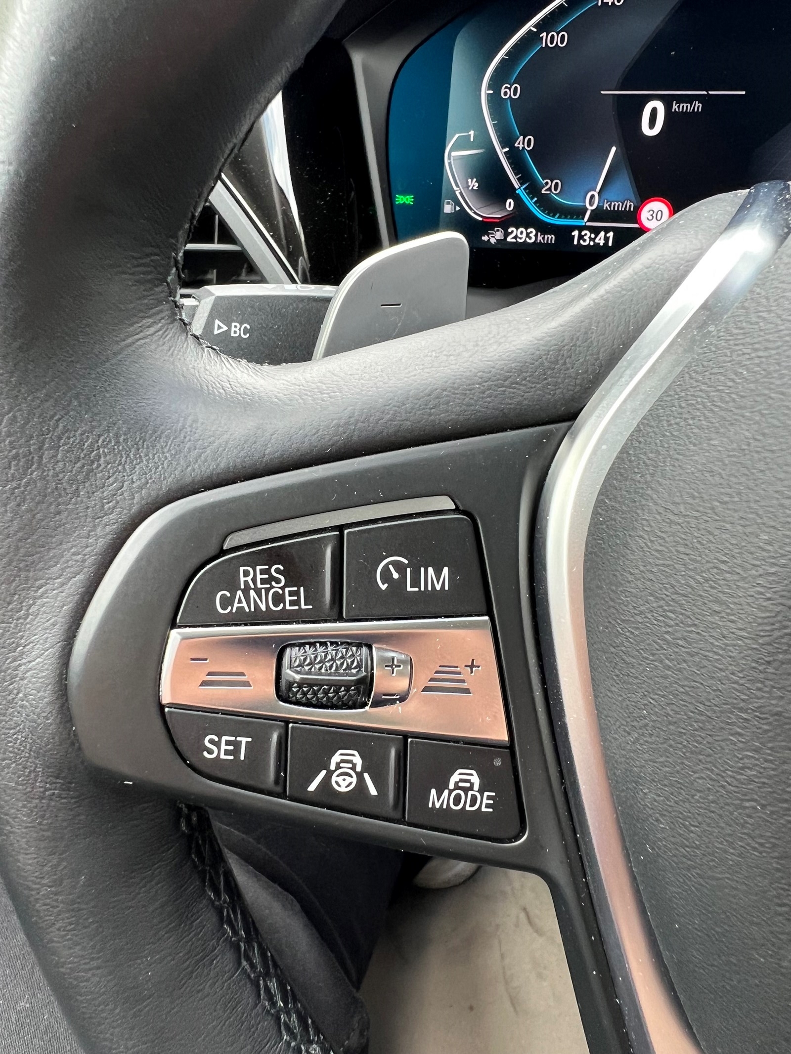 BMW 330e xDrive Sport Line Steptronic-image-16