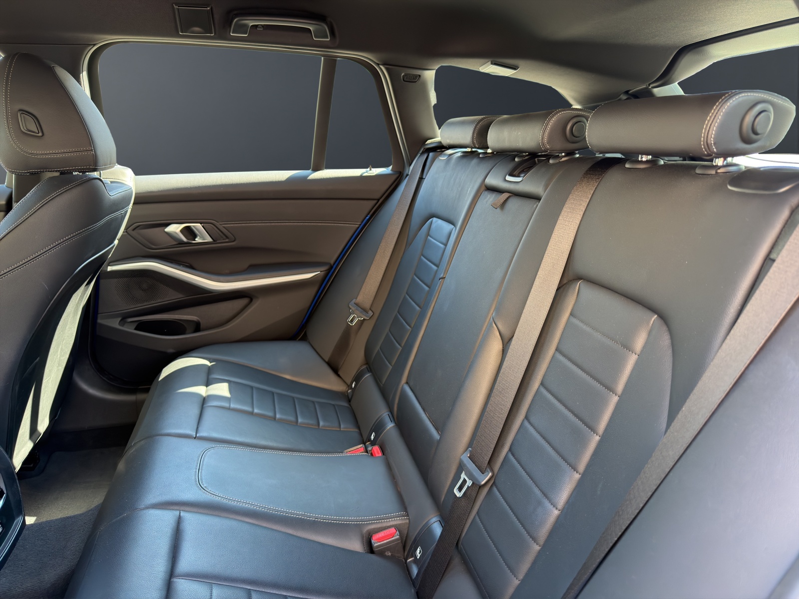 BMW 320d xDrive SAG Touring-image-11