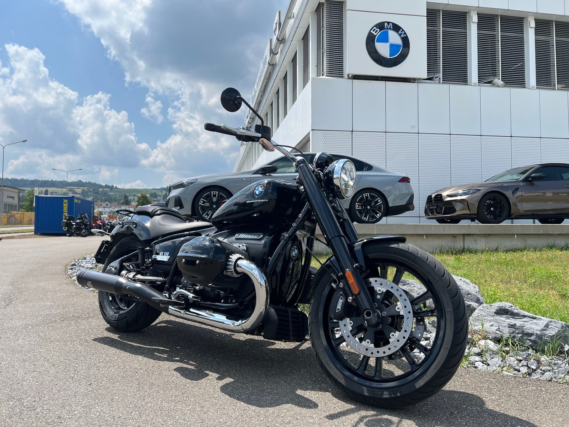 BMW R 18 Dr.Jekill & Mr. Hyde-showroom-element-3