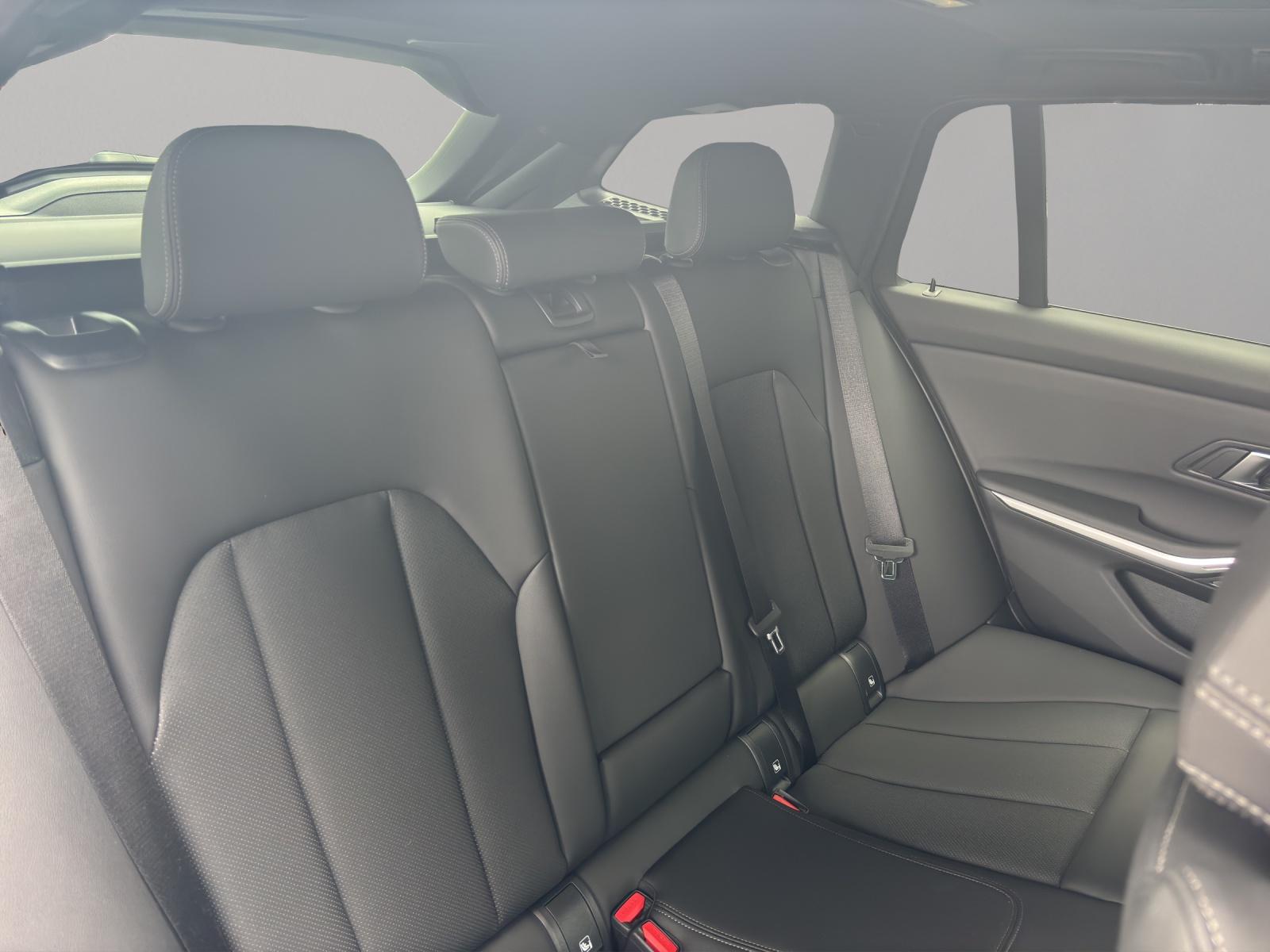 BMW 320d xDrive Touring-image-11