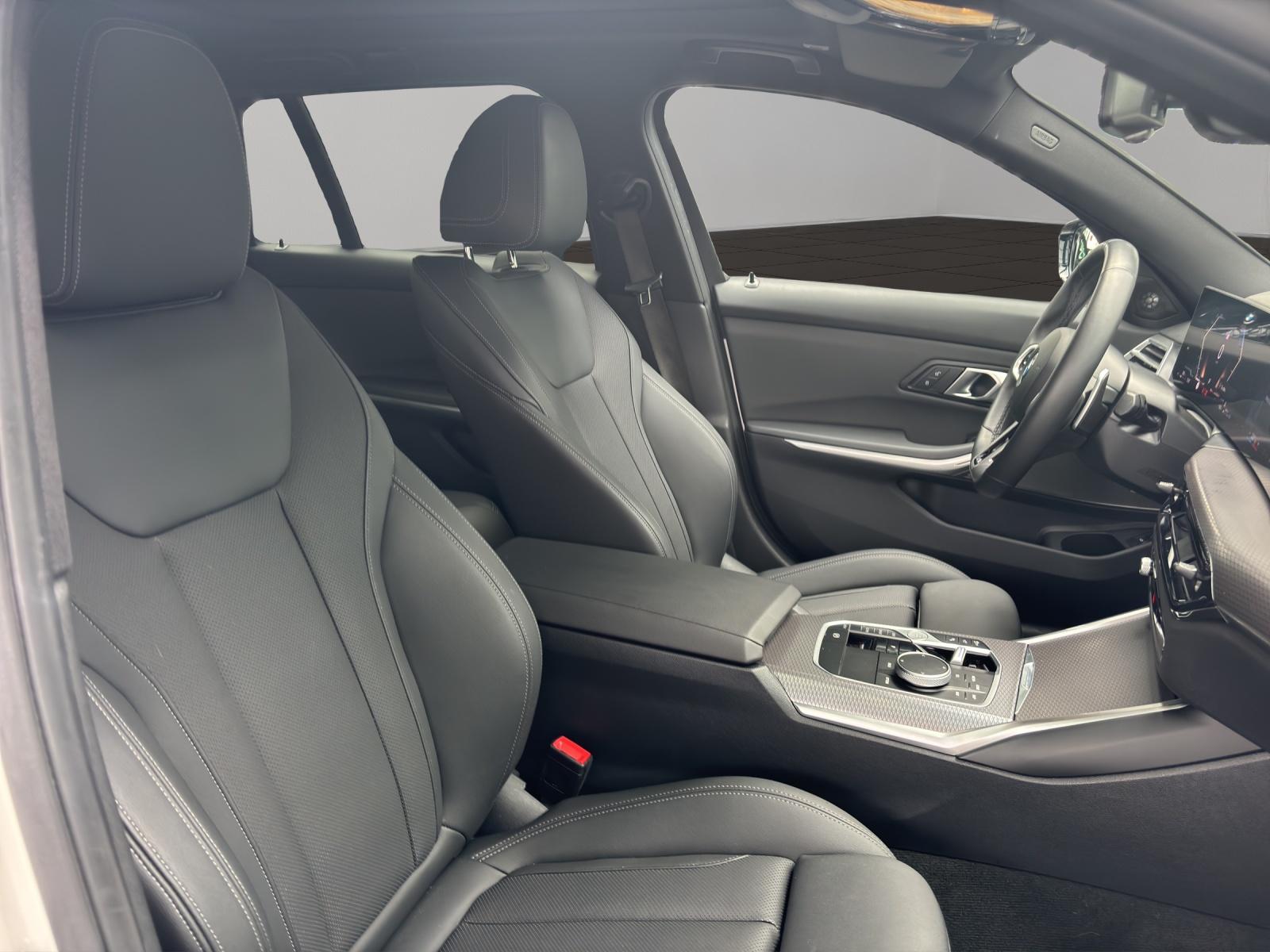 BMW 320d xDrive Touring-image-11