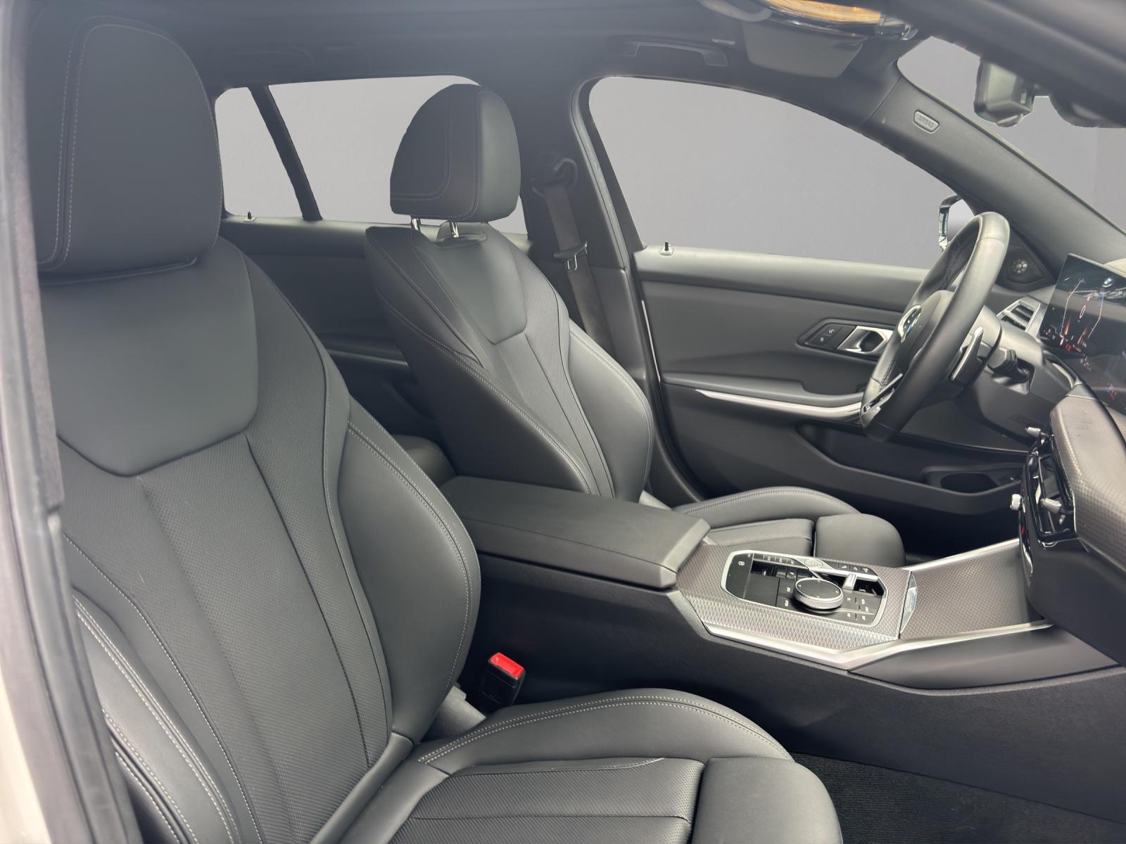 BMW 320d xDrive Touring-image-10