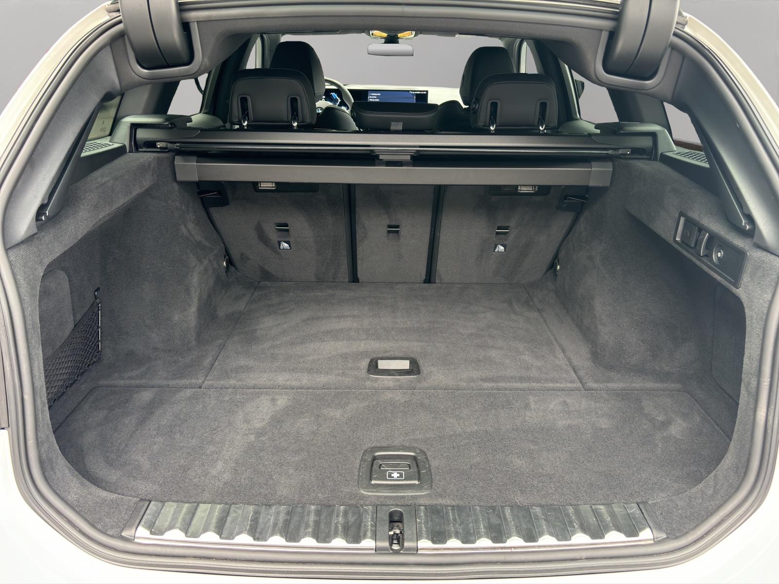 BMW 320d xDrive Touring-image-18