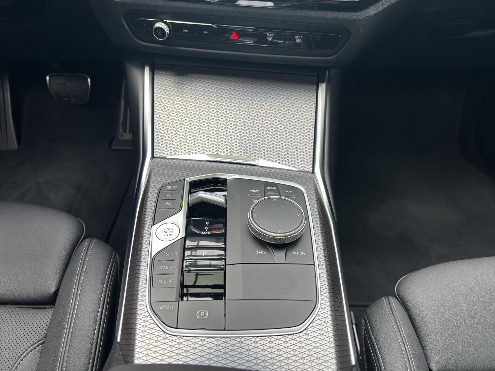 BMW 320d xDrive Touring-image-10