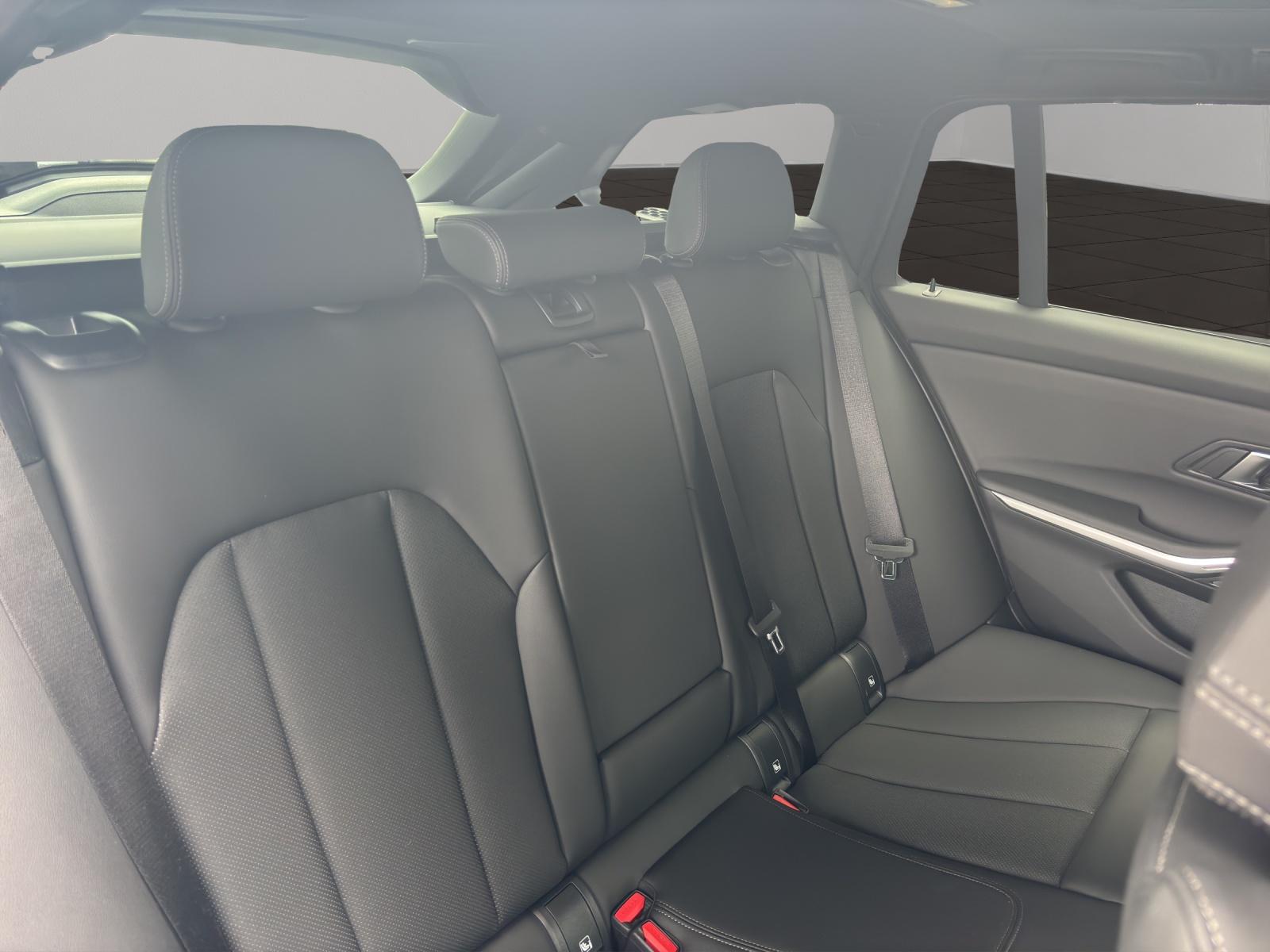 BMW 320d xDrive Touring-image-12