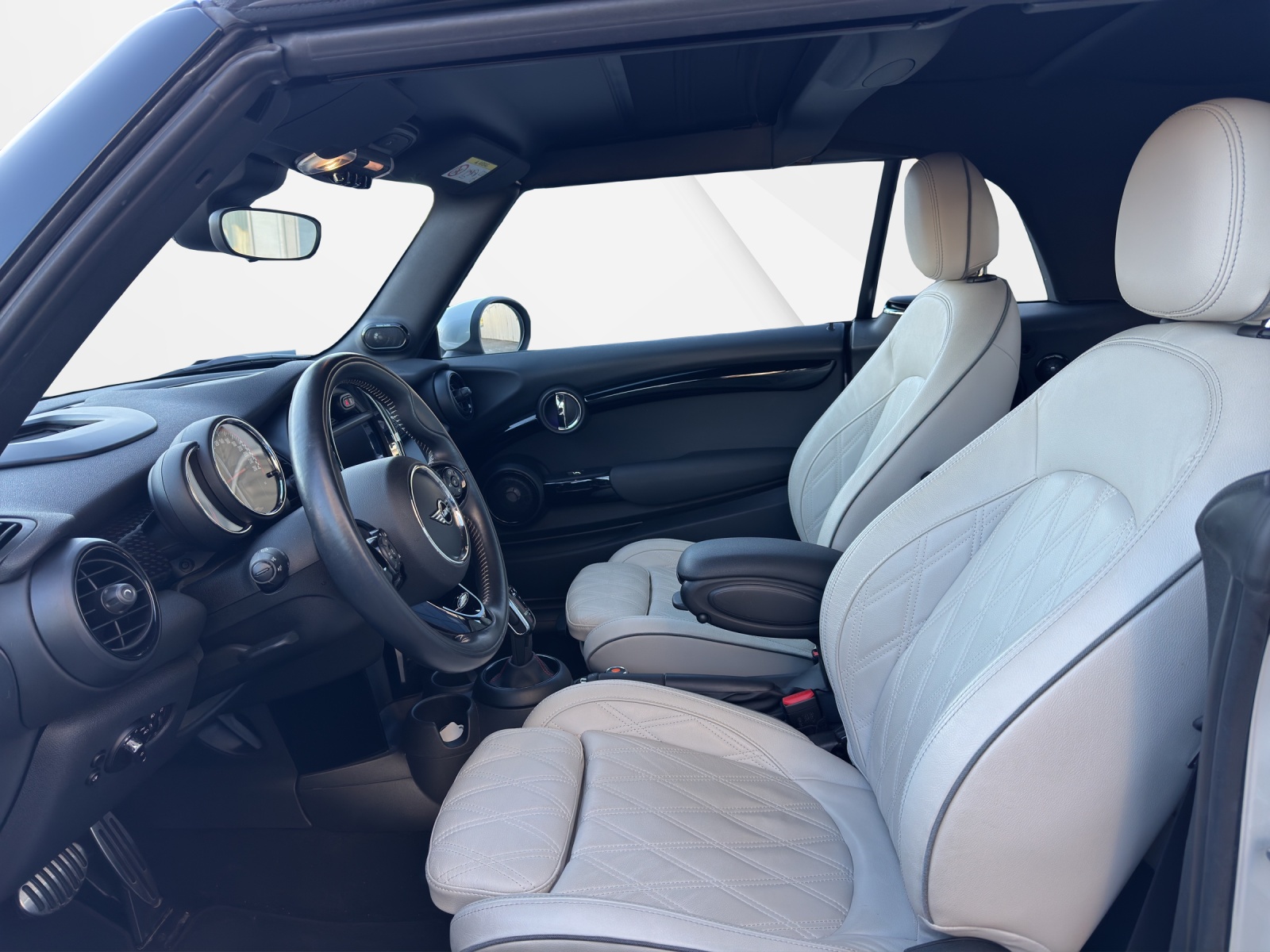 MINI Cooper JCW Cabriolet-image-11