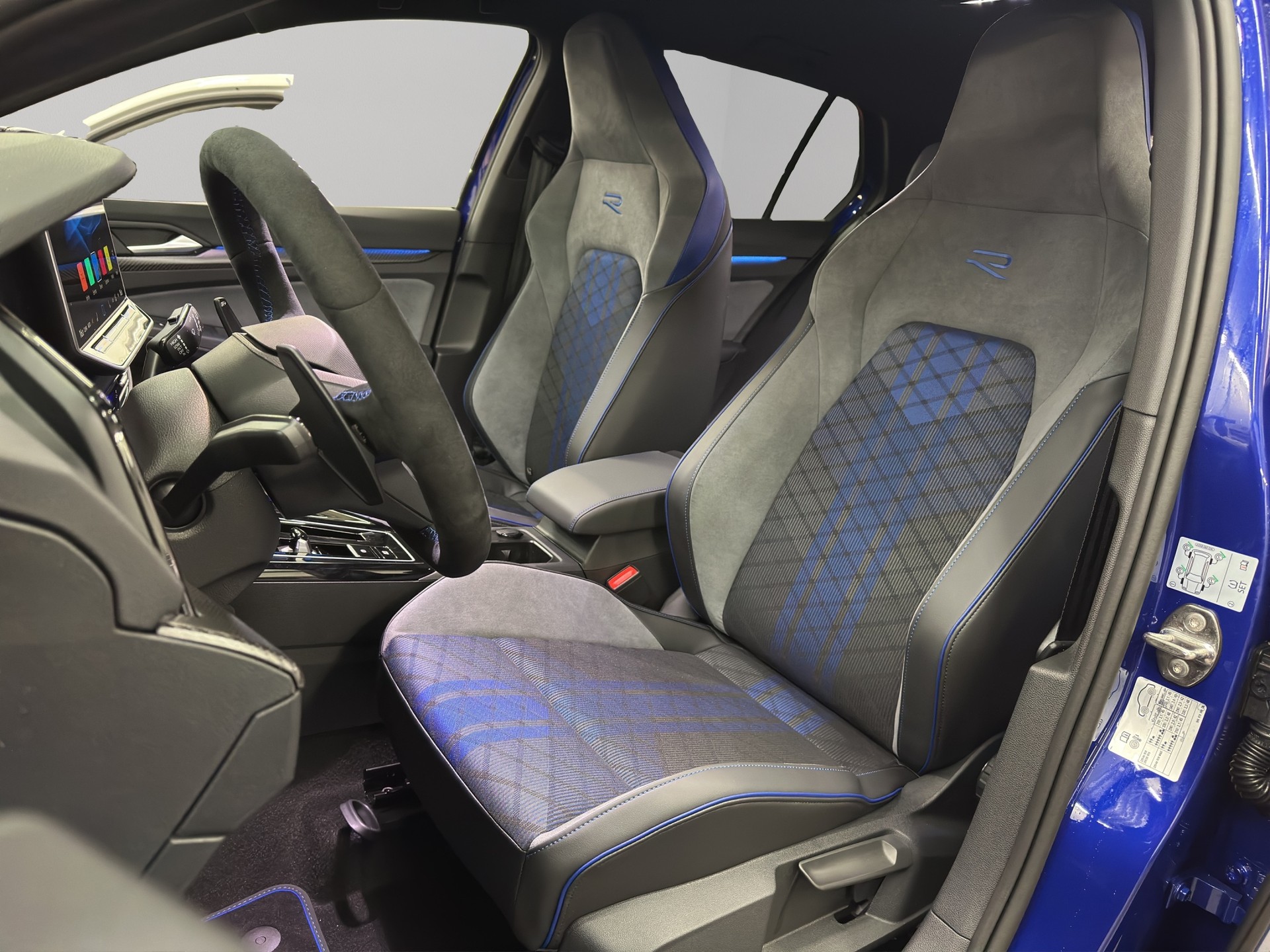 VW Golf 2.0 TSI R DSG 4 Motion-image-10