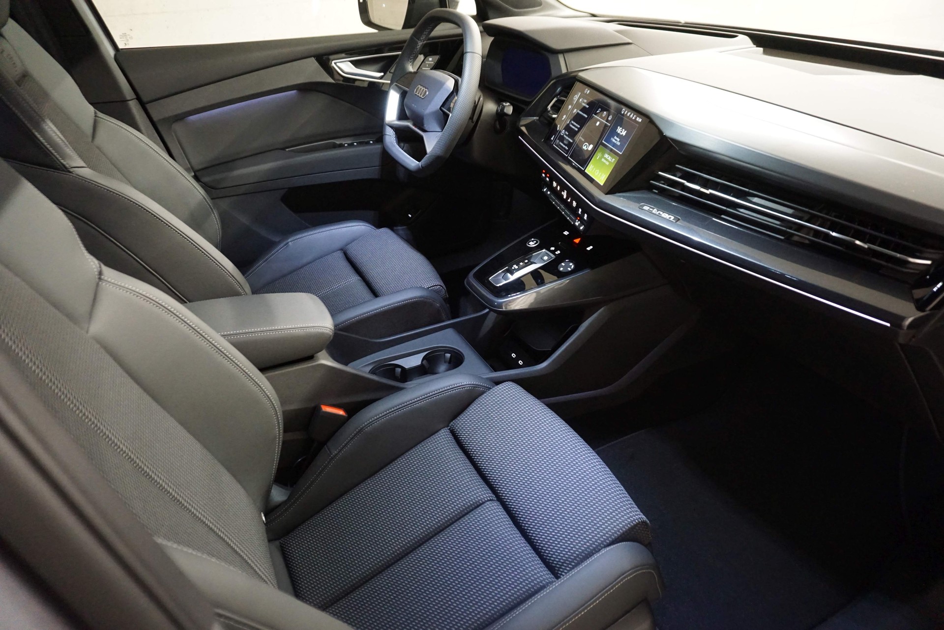 AUDI Q4 e-tron 45 Attraction quattro-image-8