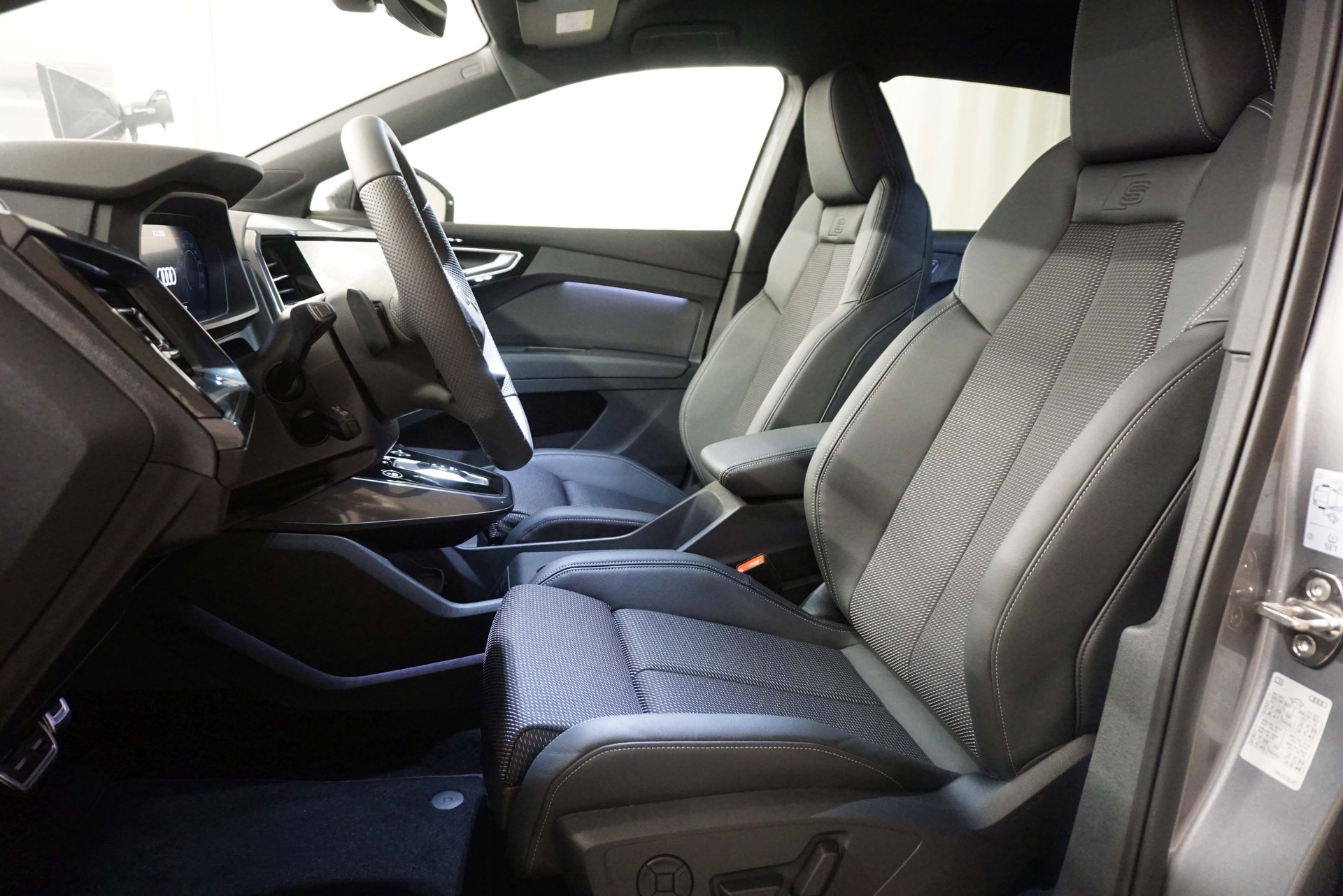 AUDI Q4 e-tron 45 Attraction quattro-image-6