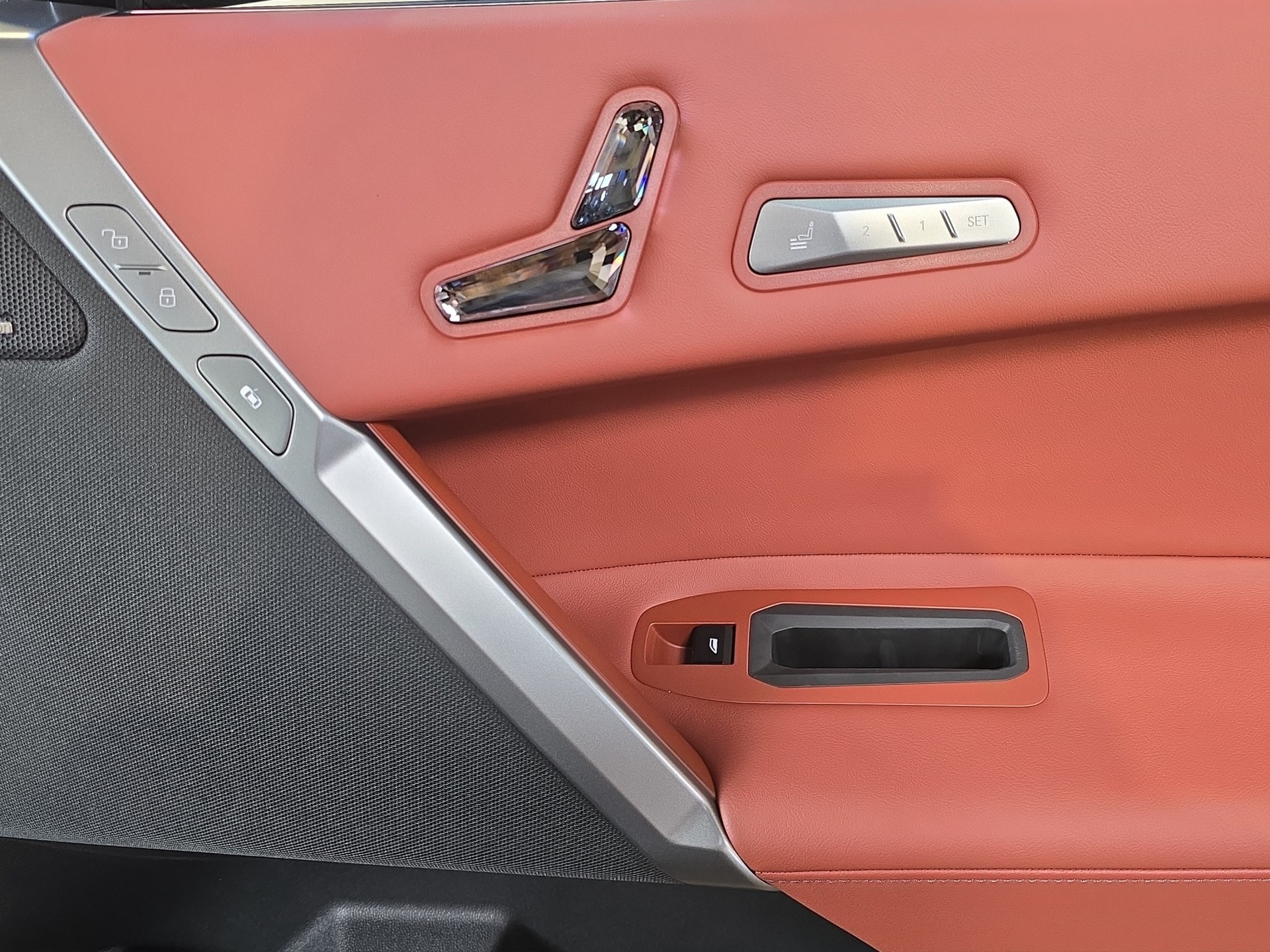 BMW iX M70 xDrive-image-18