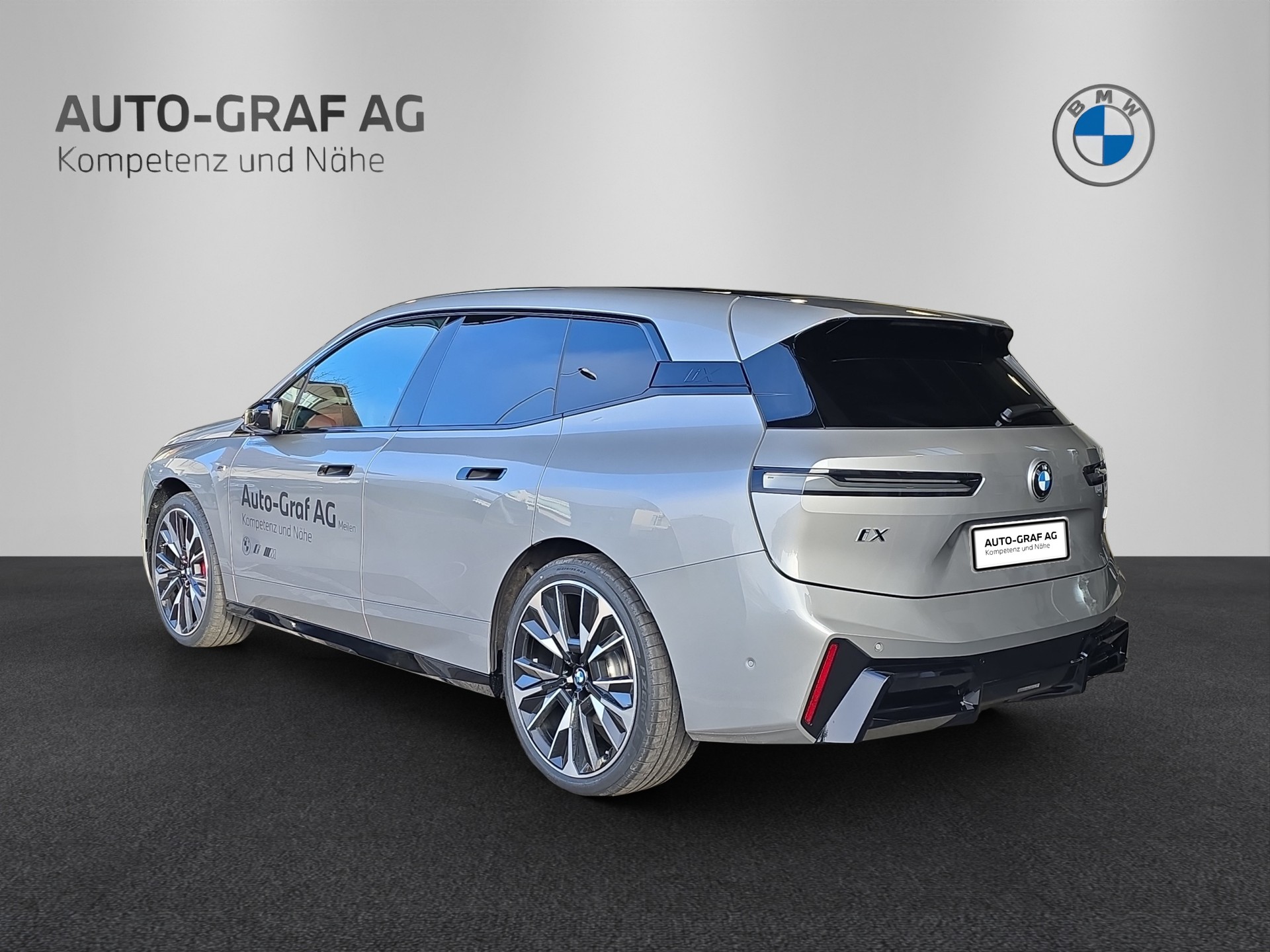 BMW iX M70 xDrive-showroom-element-2